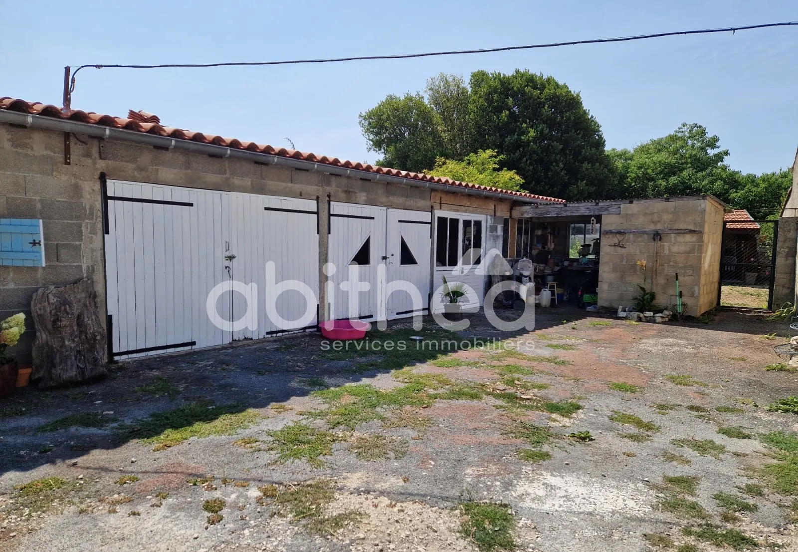 Longère en pierre avec dépendances et terrain clos à Mons (16140) - 87m² 