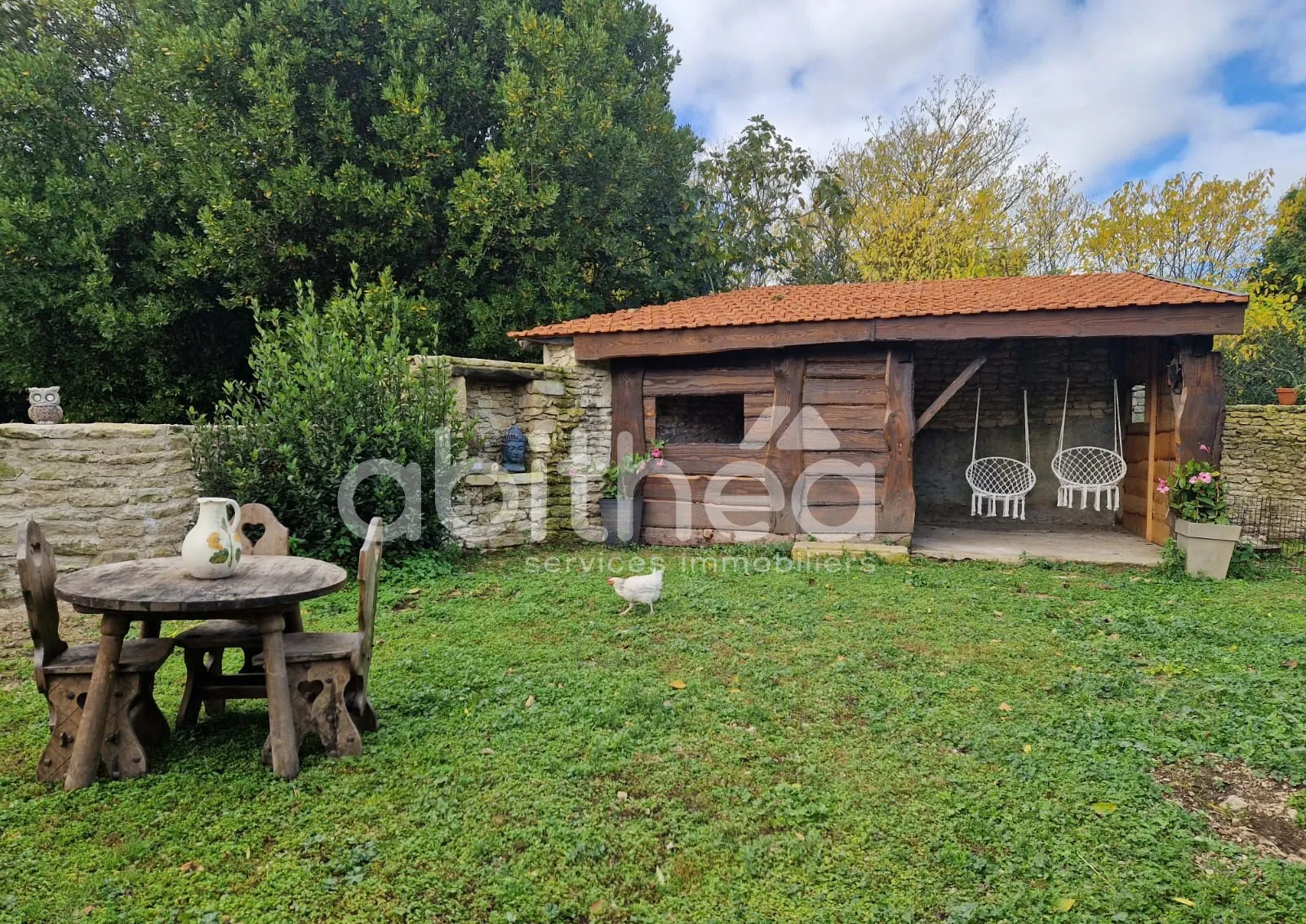 Longère en pierre avec dépendances et terrain clos à Mons (16140) - 87m² 