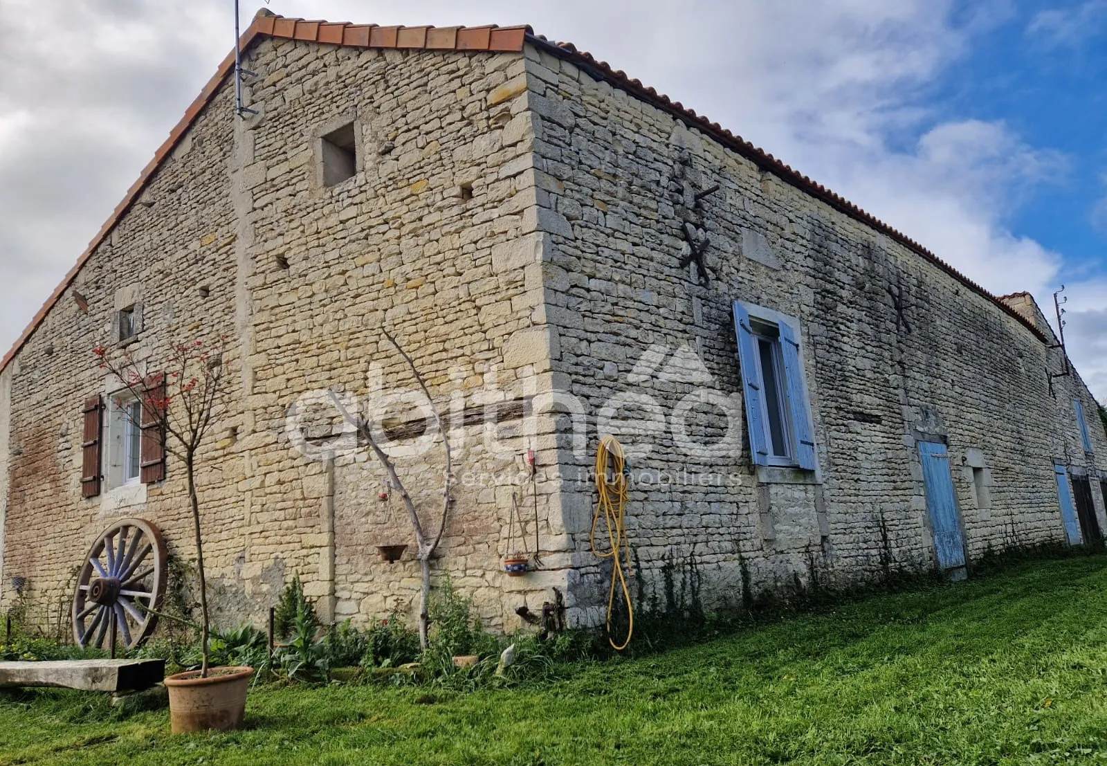 Longère en pierre avec dépendances et terrain clos à Mons (16140) - 87m² 