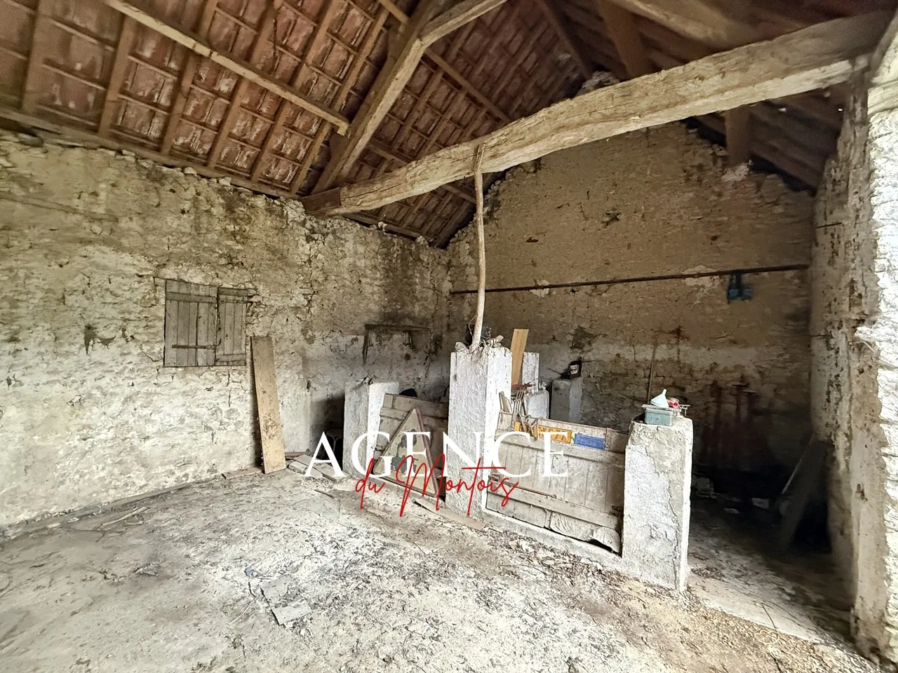 Grange à rénover avec jardin et garage à Donnemarie-Dontilly 