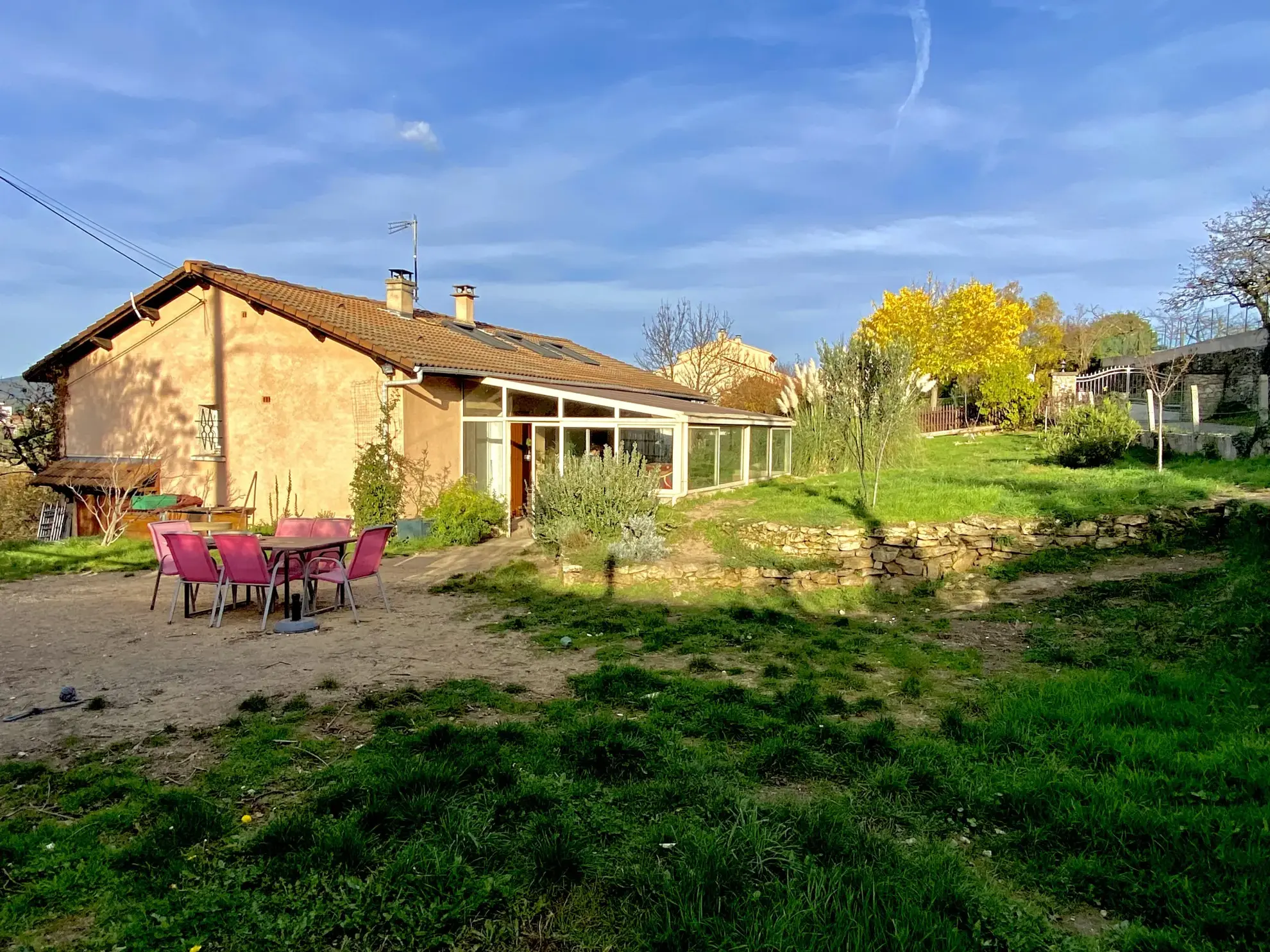 Splendide maison individuelle rénovée de 101 m² avec grande véranda à Annonay