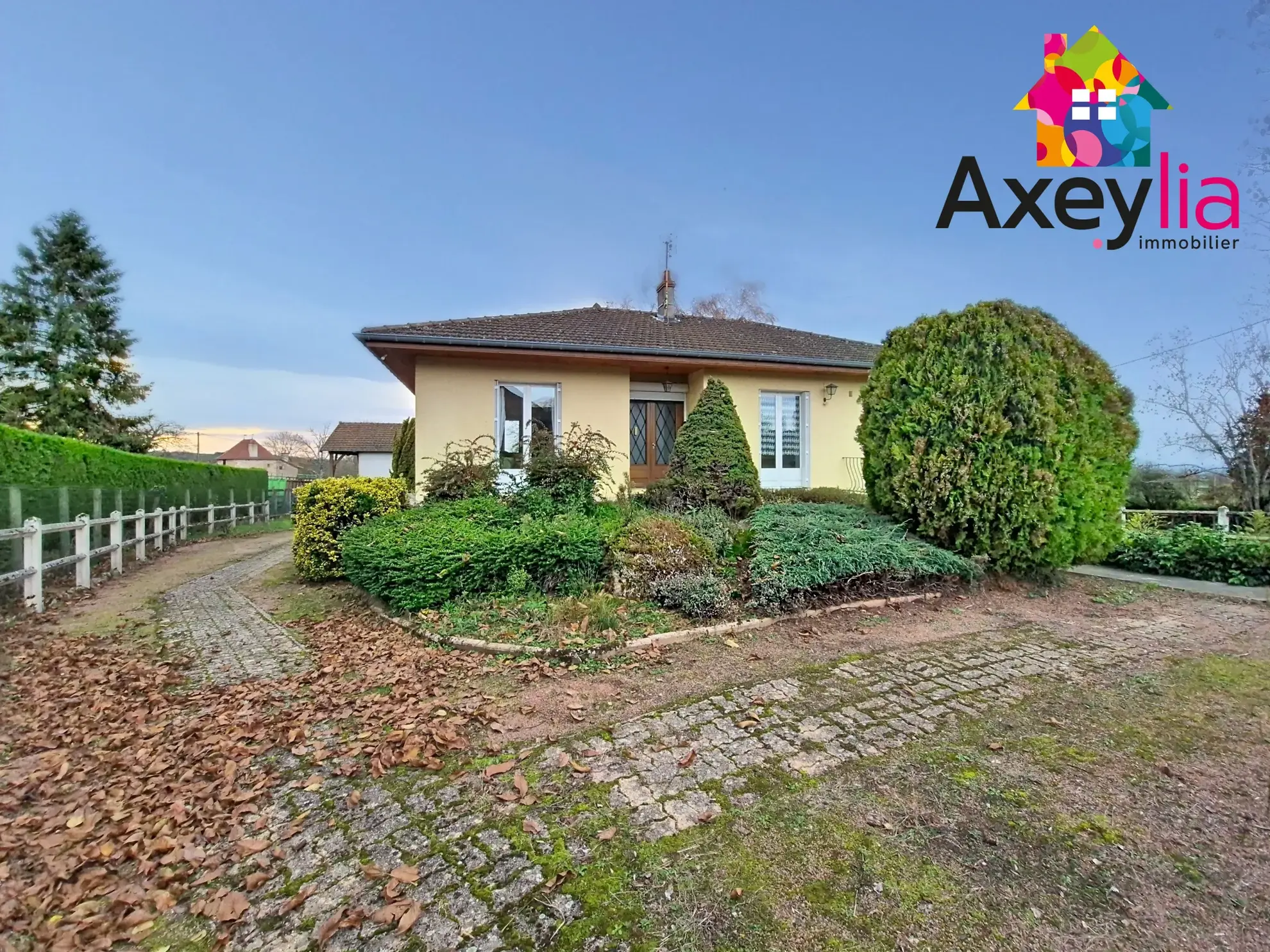 Maison à vendre à Saint-Christophe-en-Brionnais avec grand terrain et garage