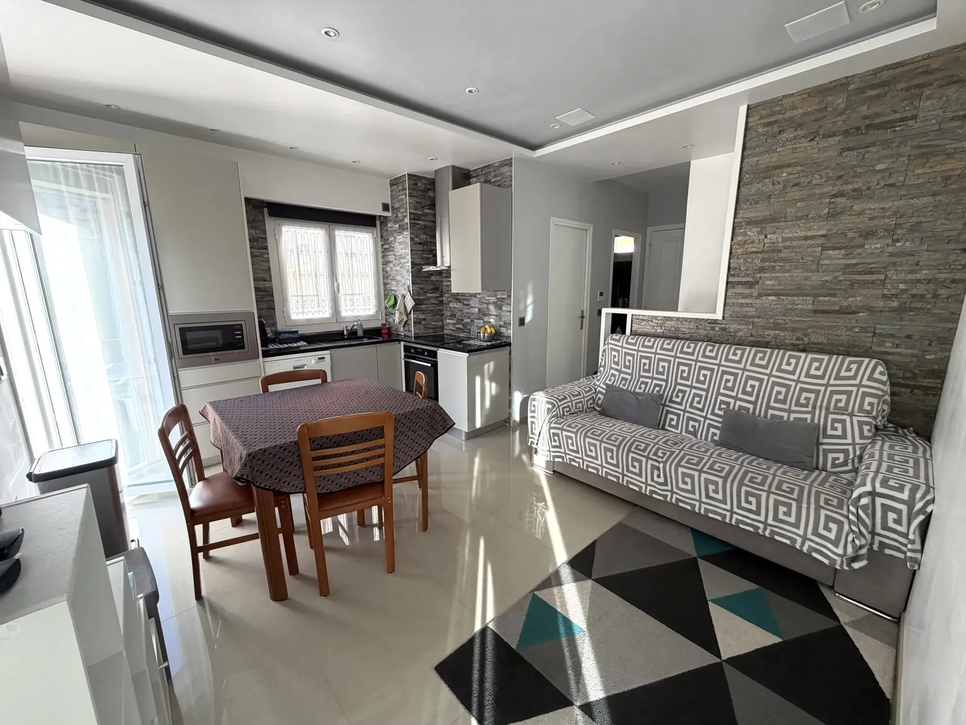 Appartement T3 lumineux avec grande terrasse à Menton Borrigo