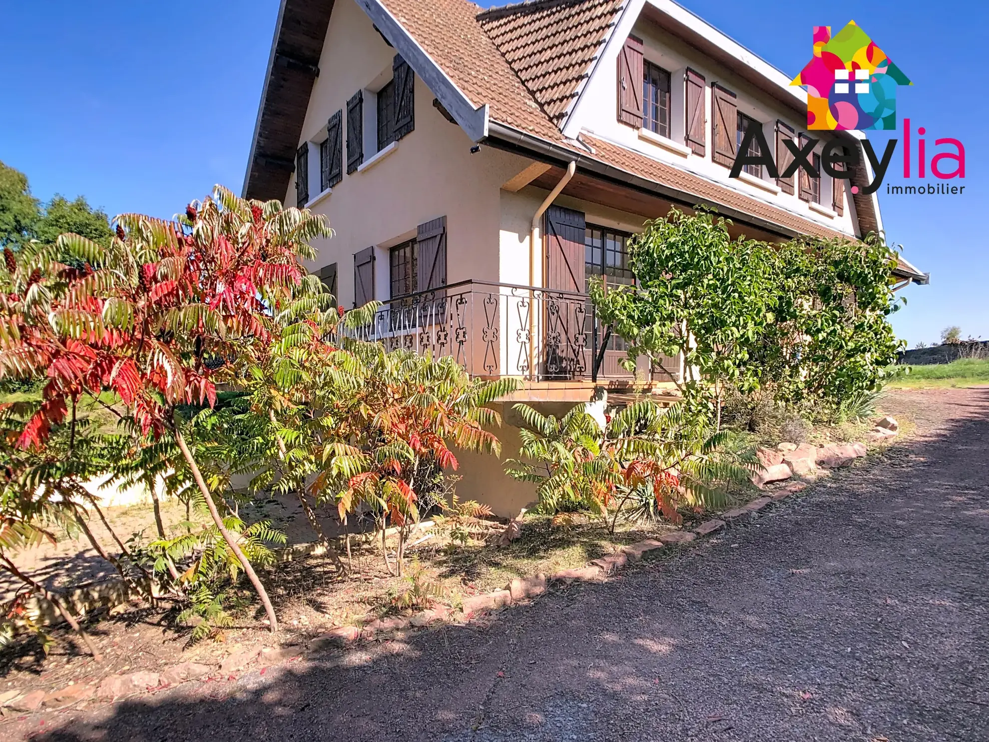 Maison familiale avec 5 chambres et grand terrain à Le Coteau - Secteur recherché