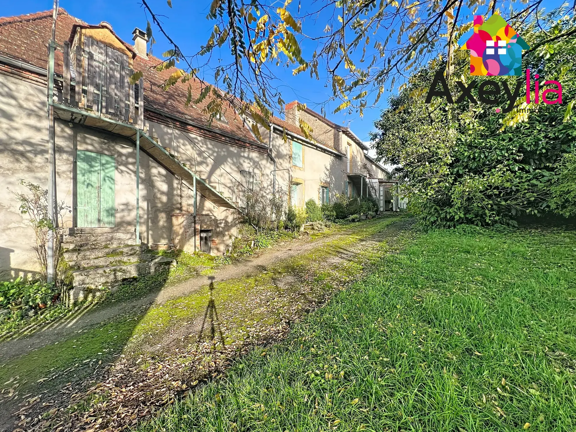 Longère à vendre à Luneau avec grand terrain et potentiel de rénovation 