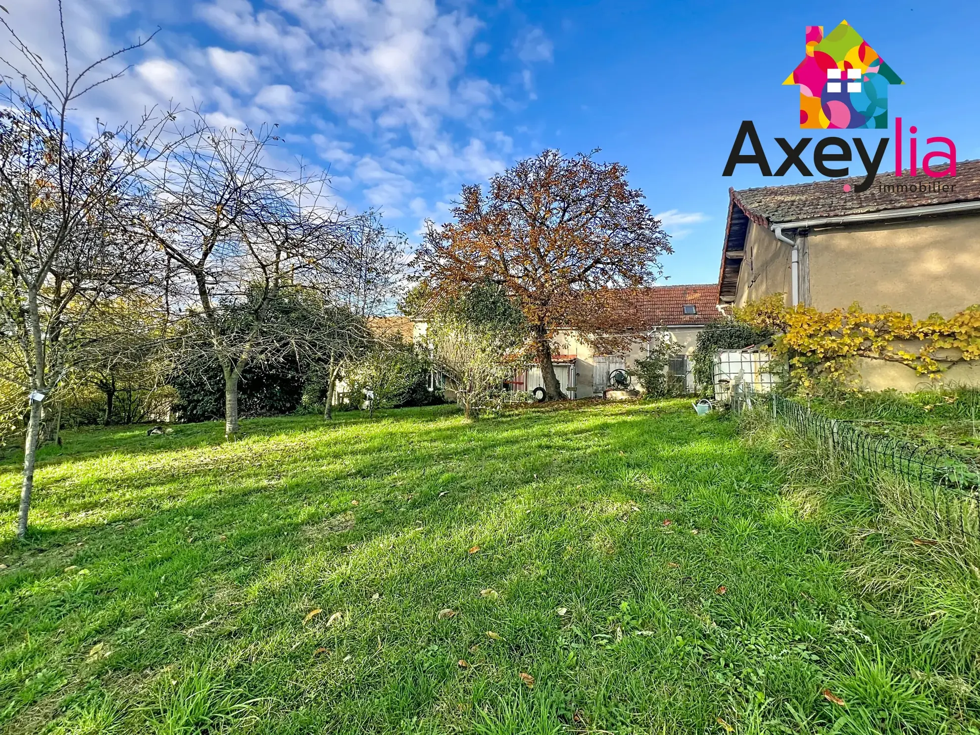 Longère à vendre à Luneau avec grand terrain et potentiel de rénovation