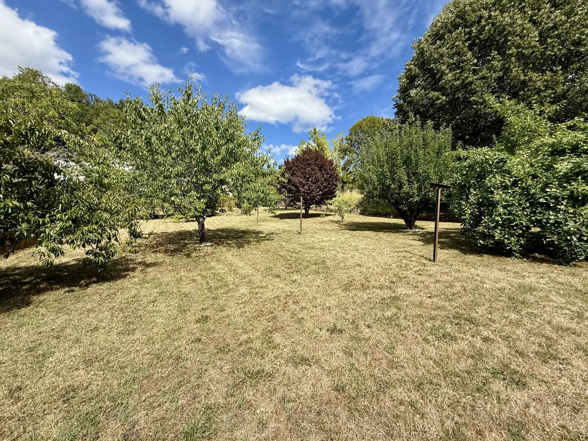 Maison à vendre à Sarlat avec 4 chambres, grand terrain et potentiel de double habitation 