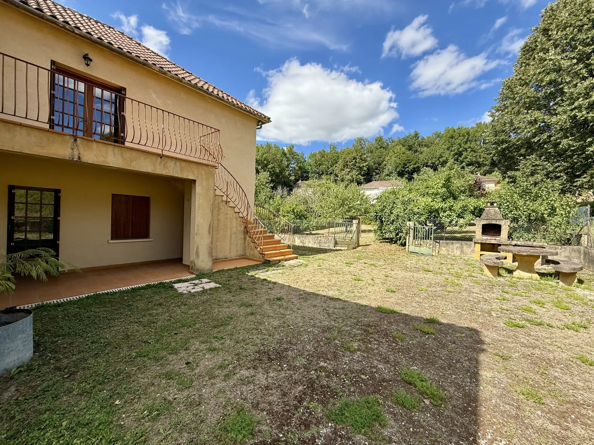 Maison à vendre à Sarlat avec 4 chambres, grand terrain et potentiel de double habitation 