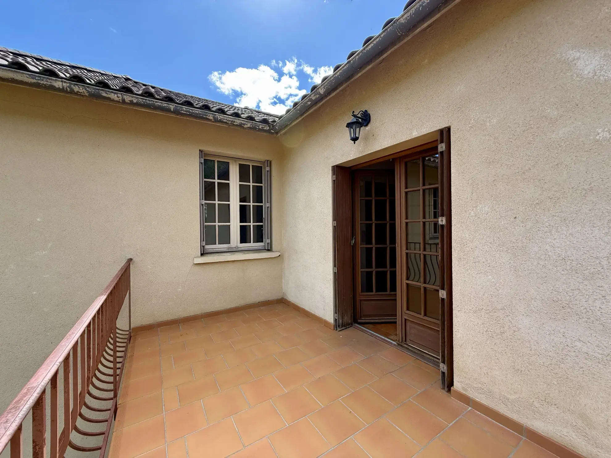 Maison à vendre à Sarlat avec 4 chambres, grand terrain et potentiel de double habitation 