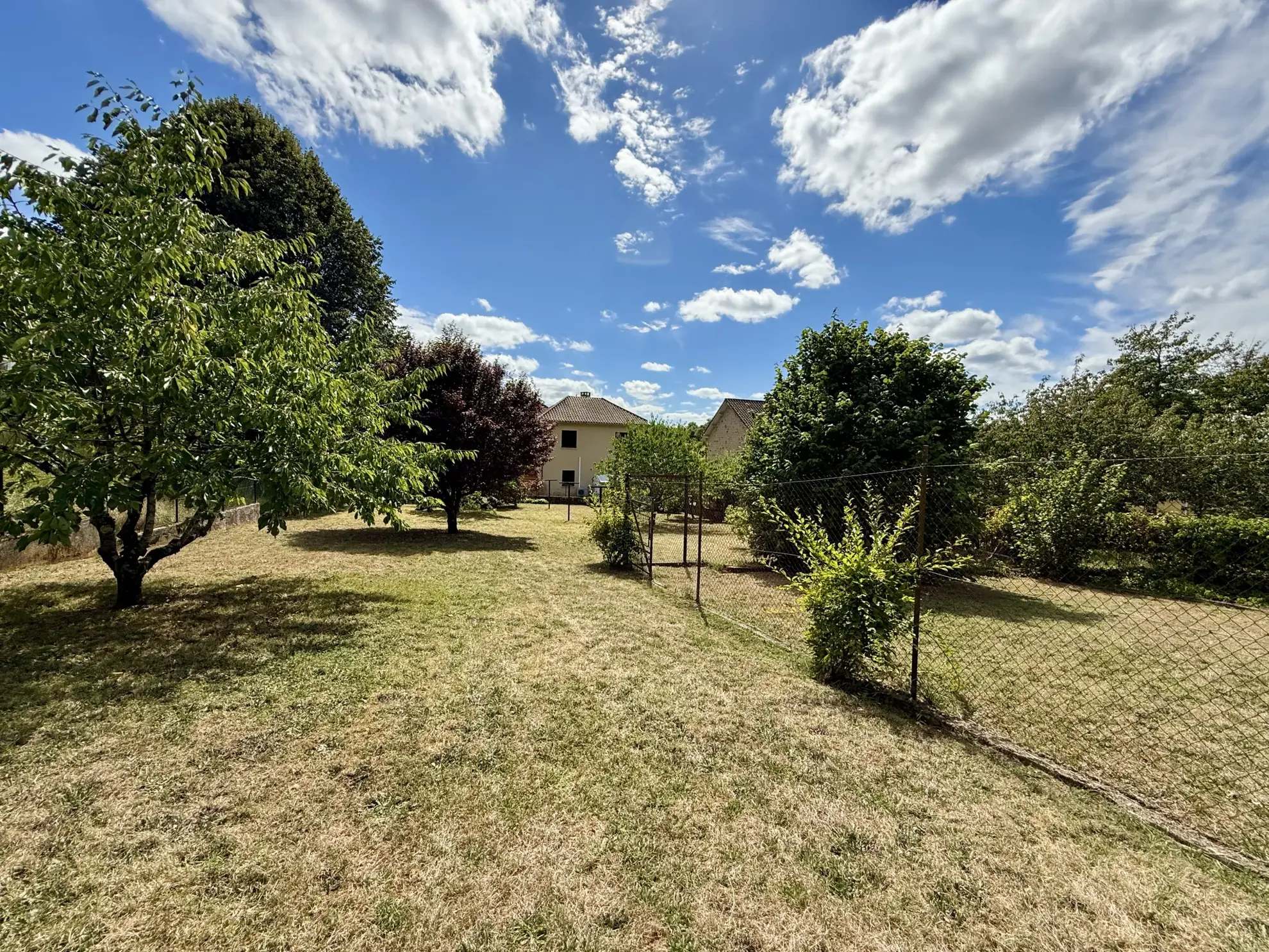 Maison à vendre à Sarlat avec 4 chambres, grand terrain et potentiel de double habitation 