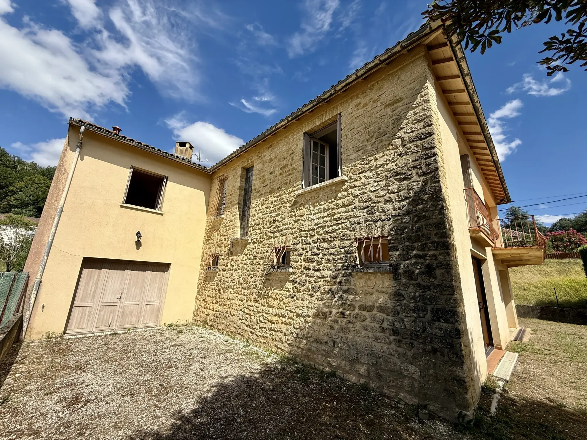 Maison à vendre à Sarlat avec 4 chambres, grand terrain et potentiel de double habitation
