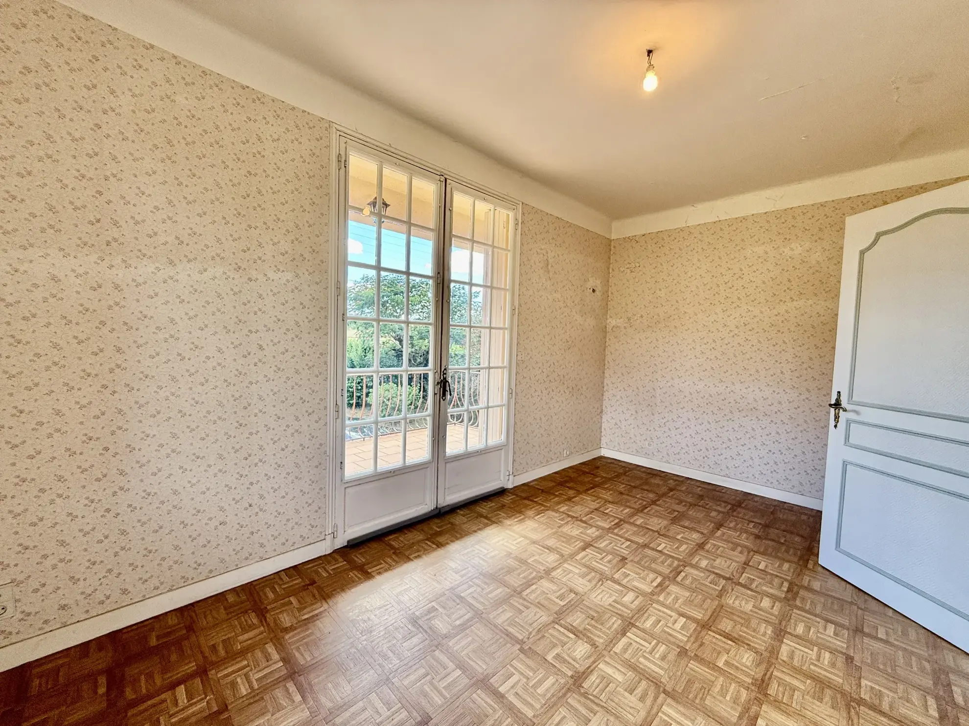 Maison à vendre à Sarlat avec 4 chambres, grand terrain et potentiel de double habitation 