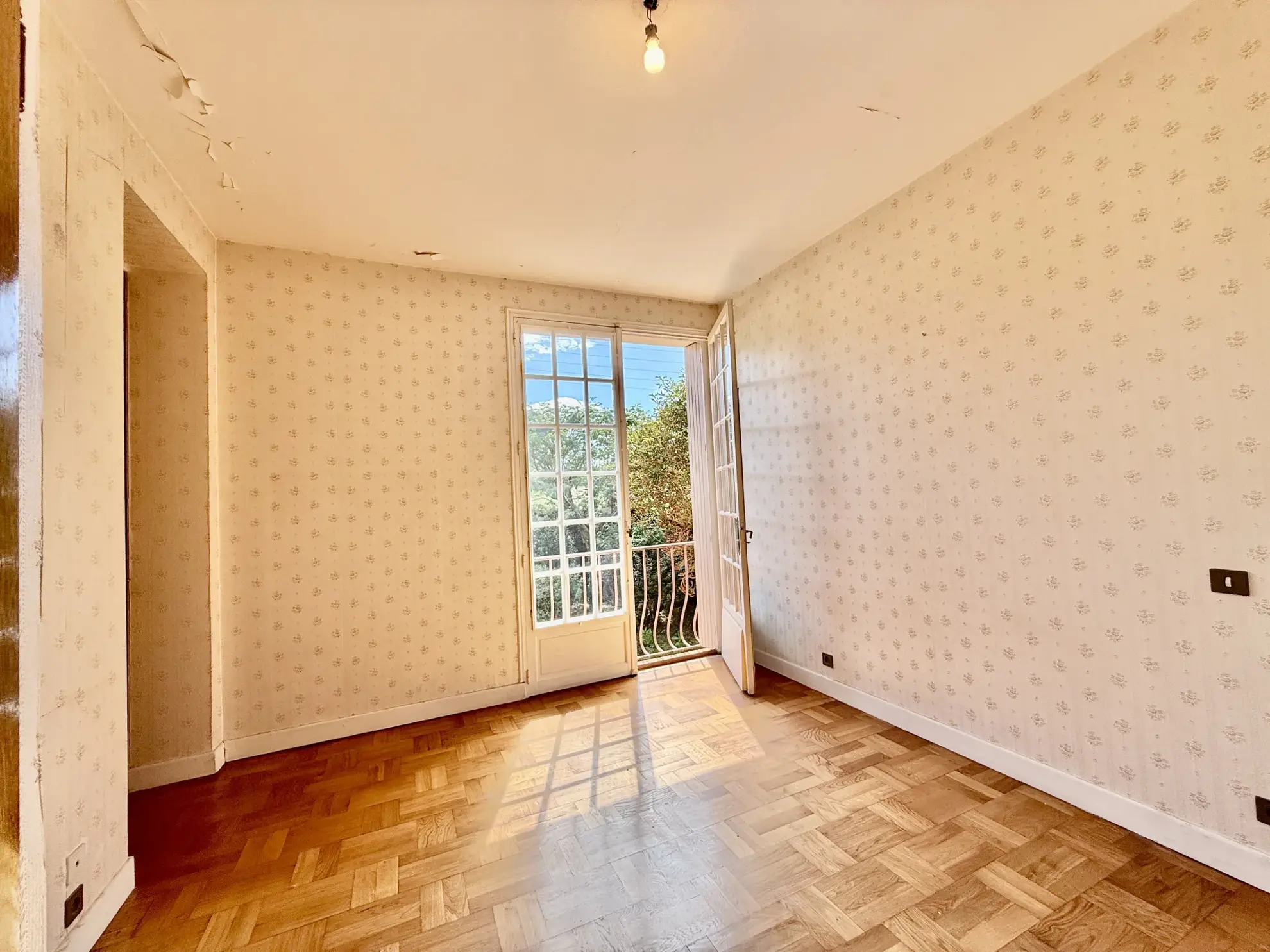 Maison à vendre à Sarlat avec 4 chambres, grand terrain et potentiel de double habitation 