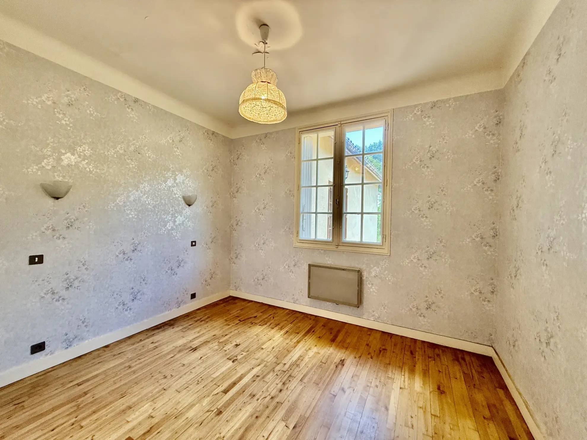 Maison à vendre à Sarlat avec 4 chambres, grand terrain et potentiel de double habitation 