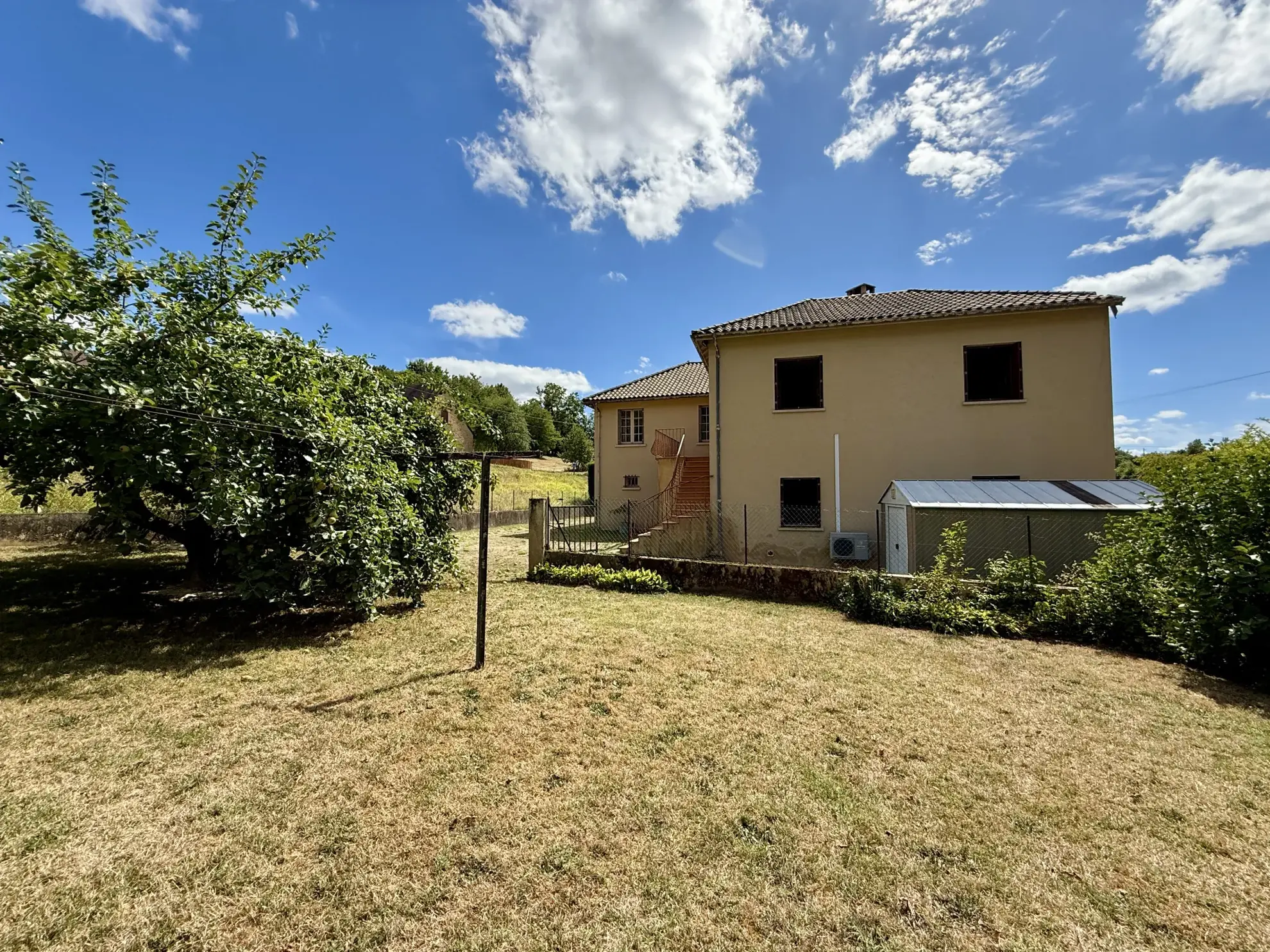 Maison à vendre à Sarlat avec 4 chambres, grand terrain et potentiel de double habitation 