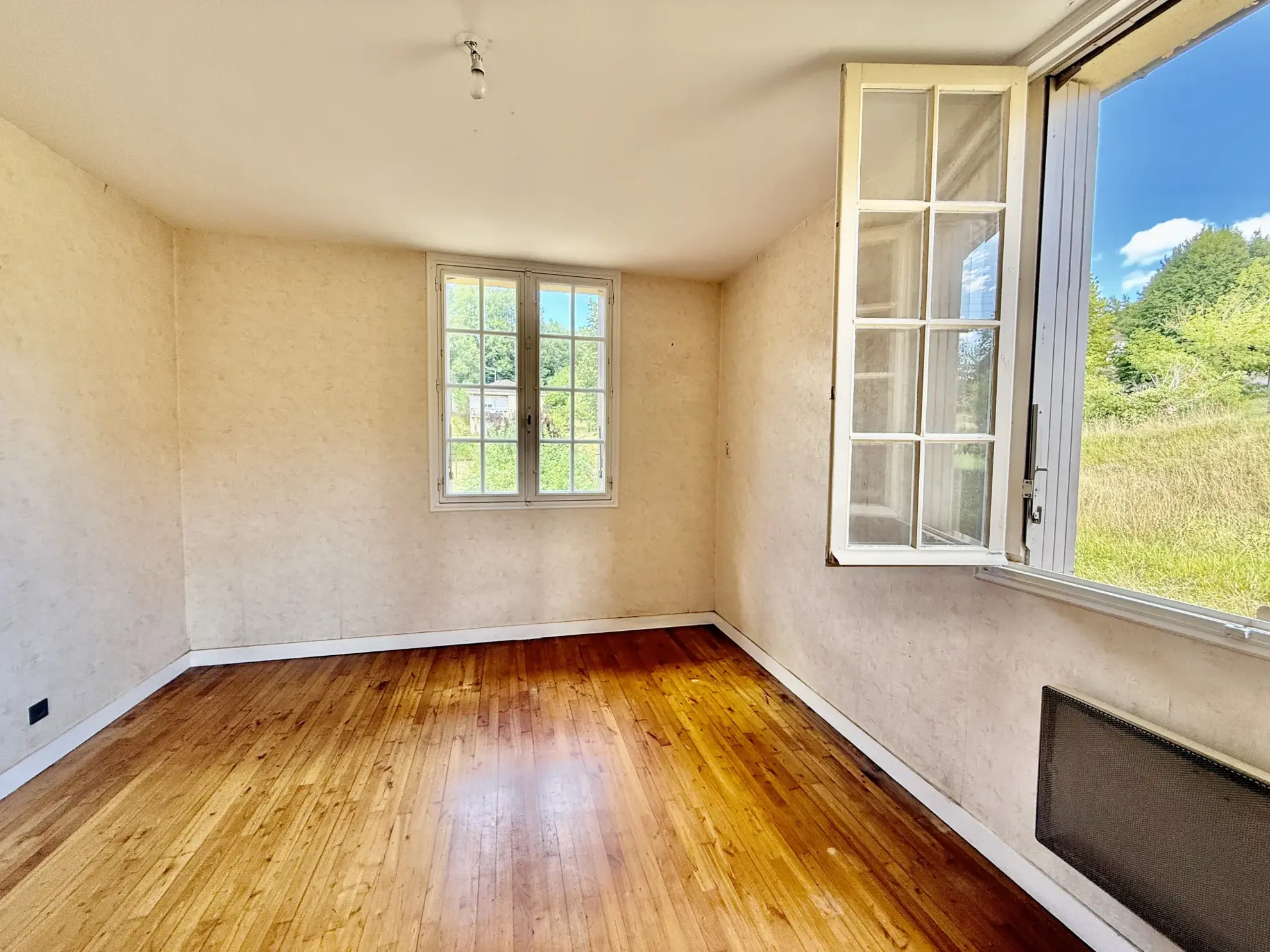 Maison à vendre à Sarlat avec 4 chambres, grand terrain et potentiel de double habitation 