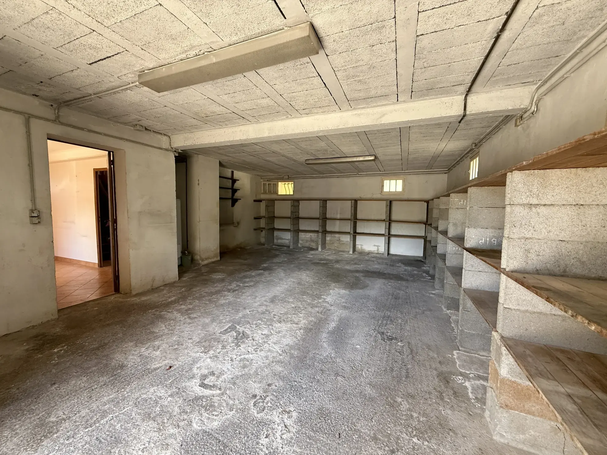 Maison à vendre à Sarlat avec 4 chambres, grand terrain et potentiel de double habitation 