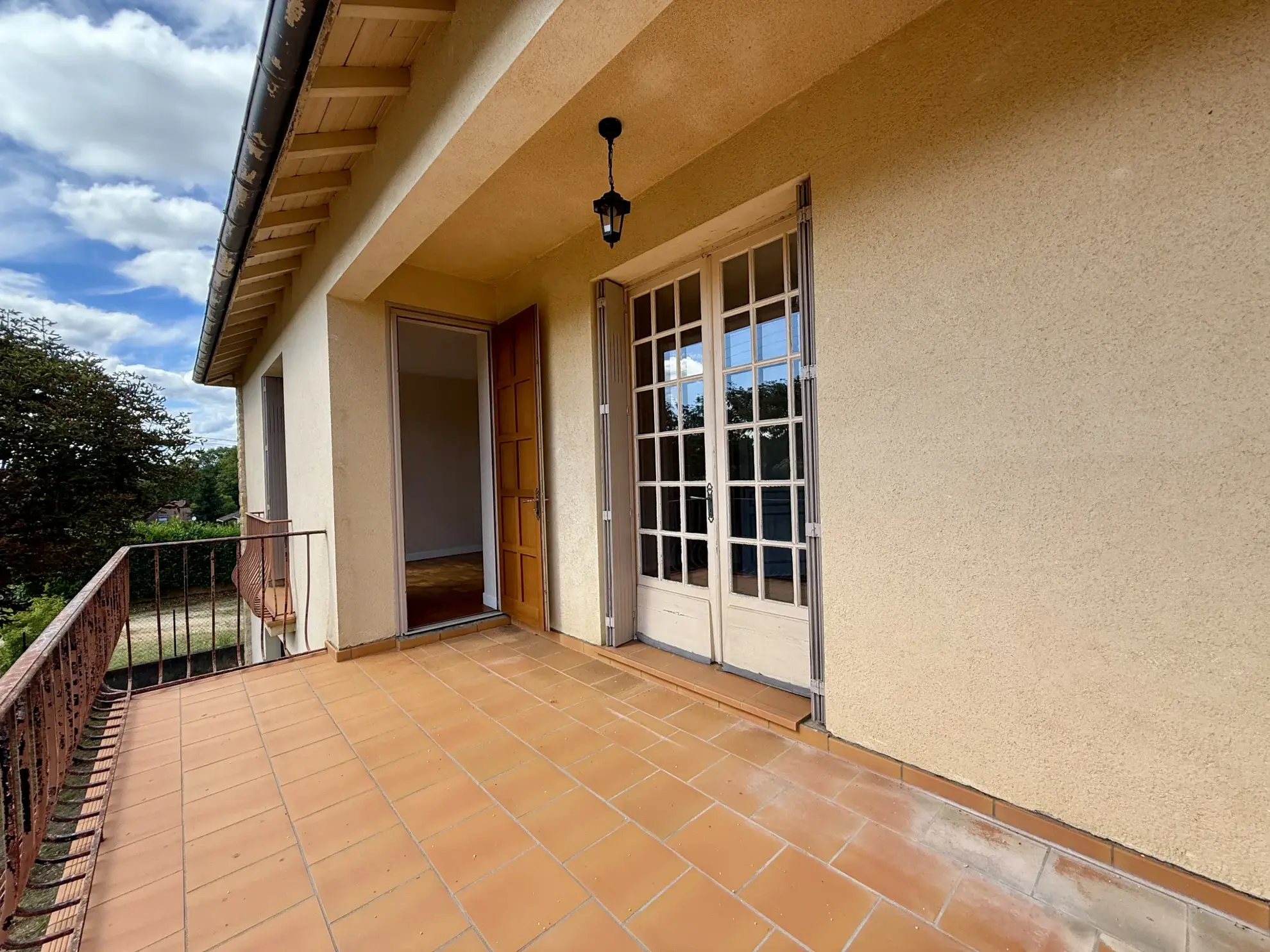 Maison à vendre à Sarlat avec 4 chambres, grand terrain et potentiel de double habitation 