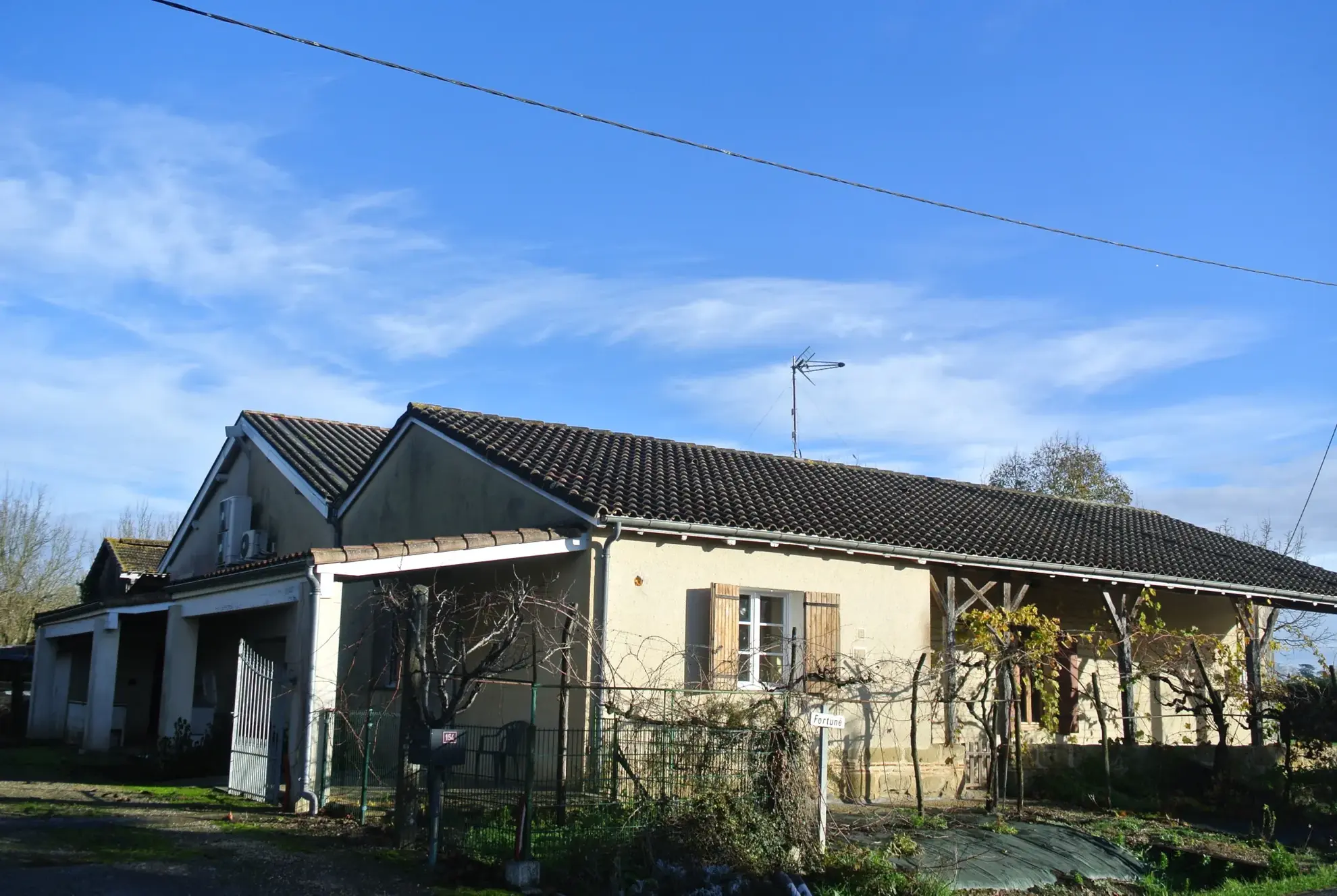 Ferme rénovée avec grand espace séparé et terrain à Gontaud de Nogaret 
