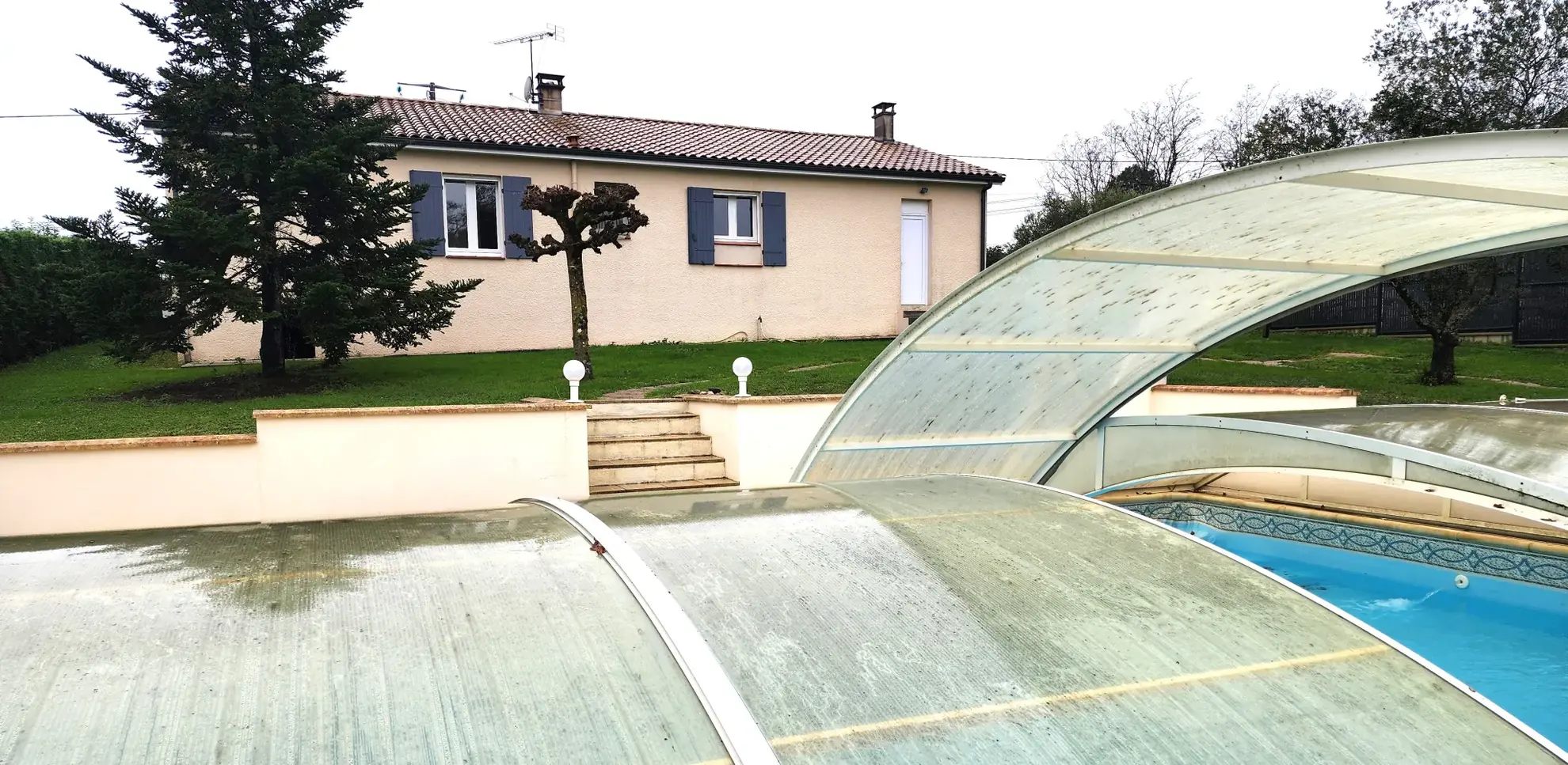 Maison de plain-pied avec piscine et grand parc à Gontaud de Nogaret