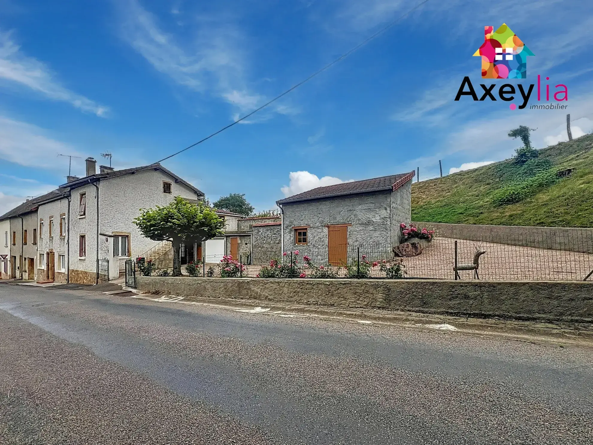 Maison rénovée à Melay avec studio indépendant et grand terrain