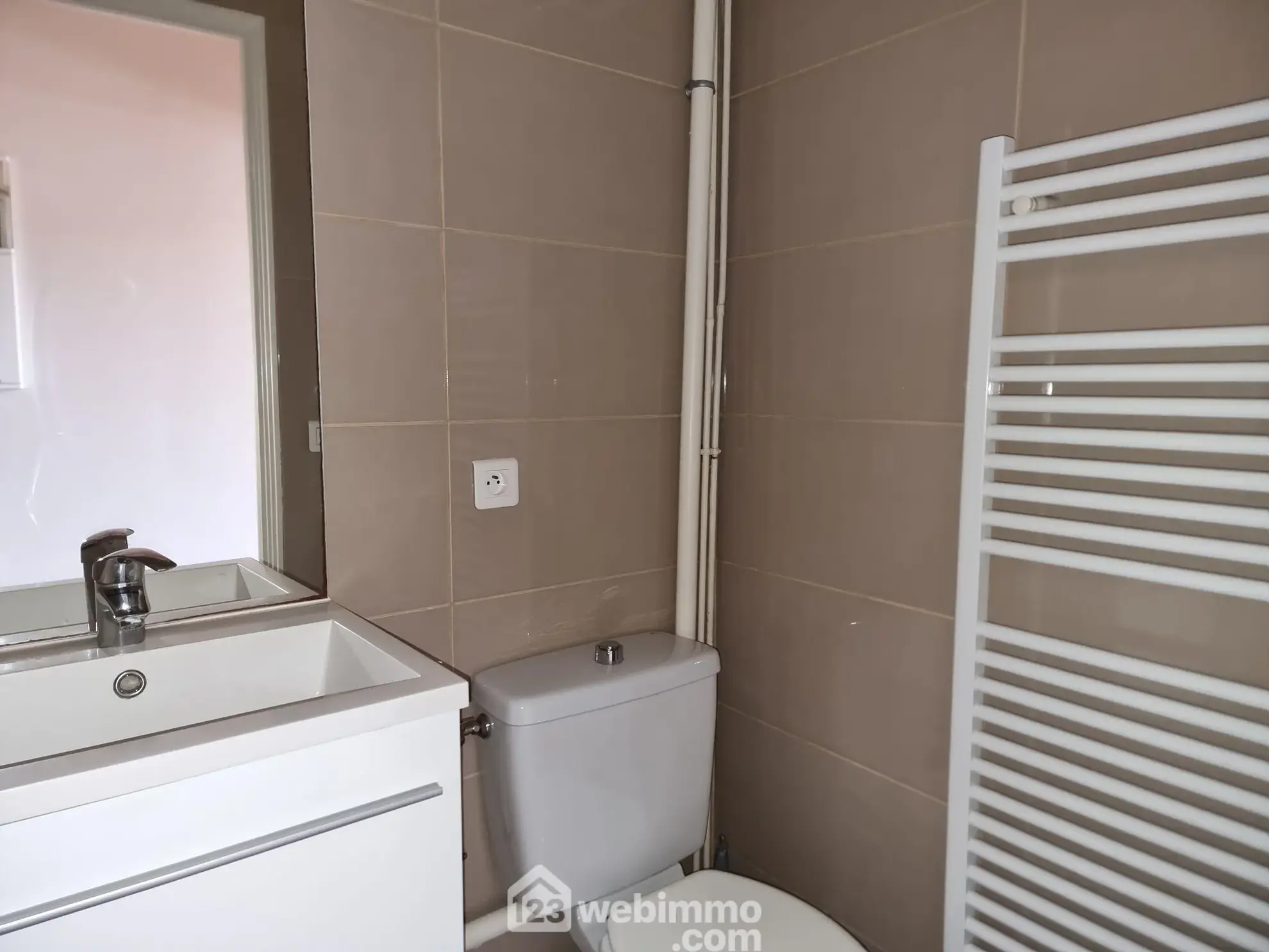 Maison neuve de 87 m² avec 3 chambres à Jaunay-Marigny, construction moderne et conforme aux normes énergétiques 