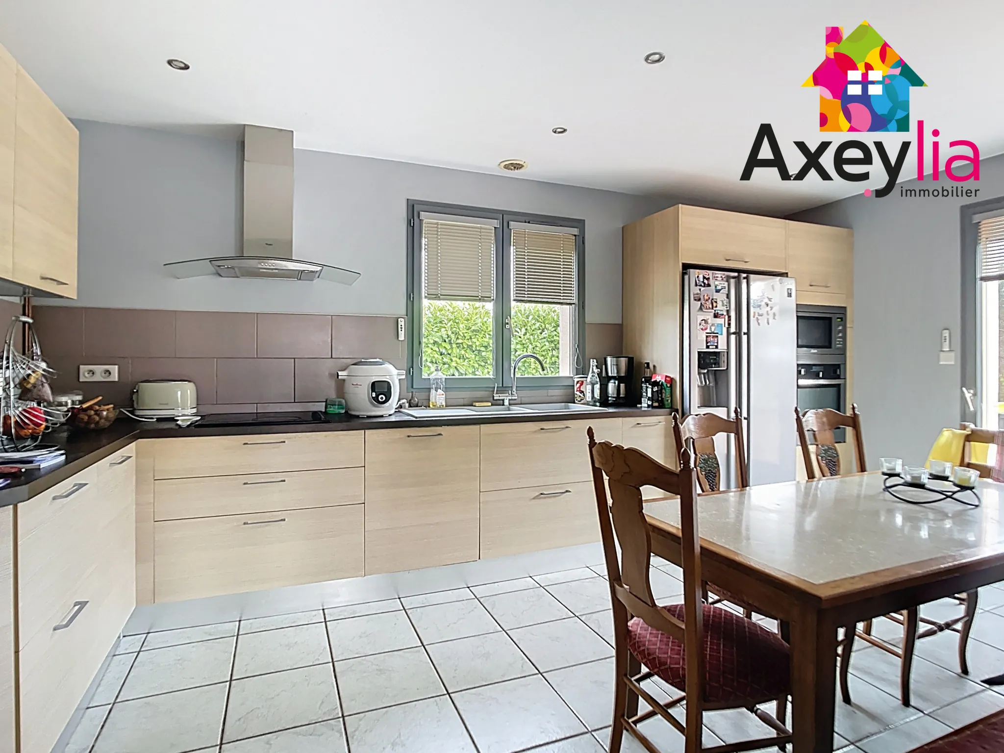 Maison de plain-pied à Riorges avec 4 chambres, garage et spa de nage 