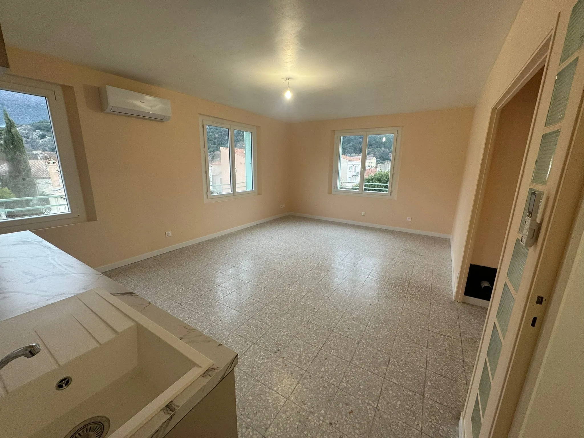 Appartement Type 2 à Nyons de 60 m², rénové et climatisé, proche du centre 