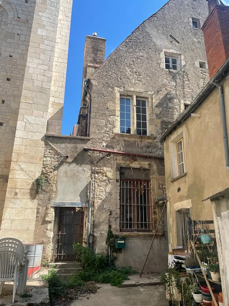 Immeuble de 253 m2 avec boutique et appartements à La Charité-sur-Loire, site UNESCO 