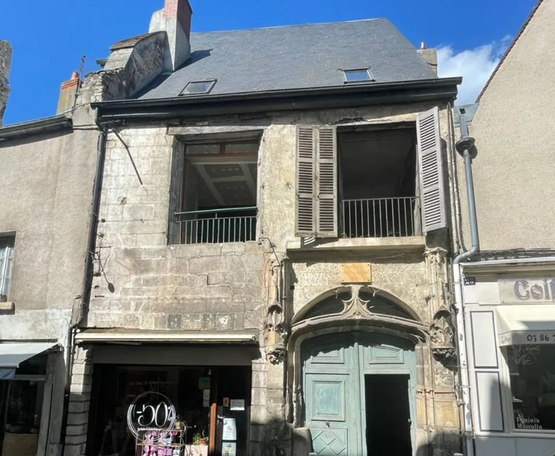 Immeuble de 253 m2 avec boutique et appartements à La Charité-sur-Loire, site UNESCO