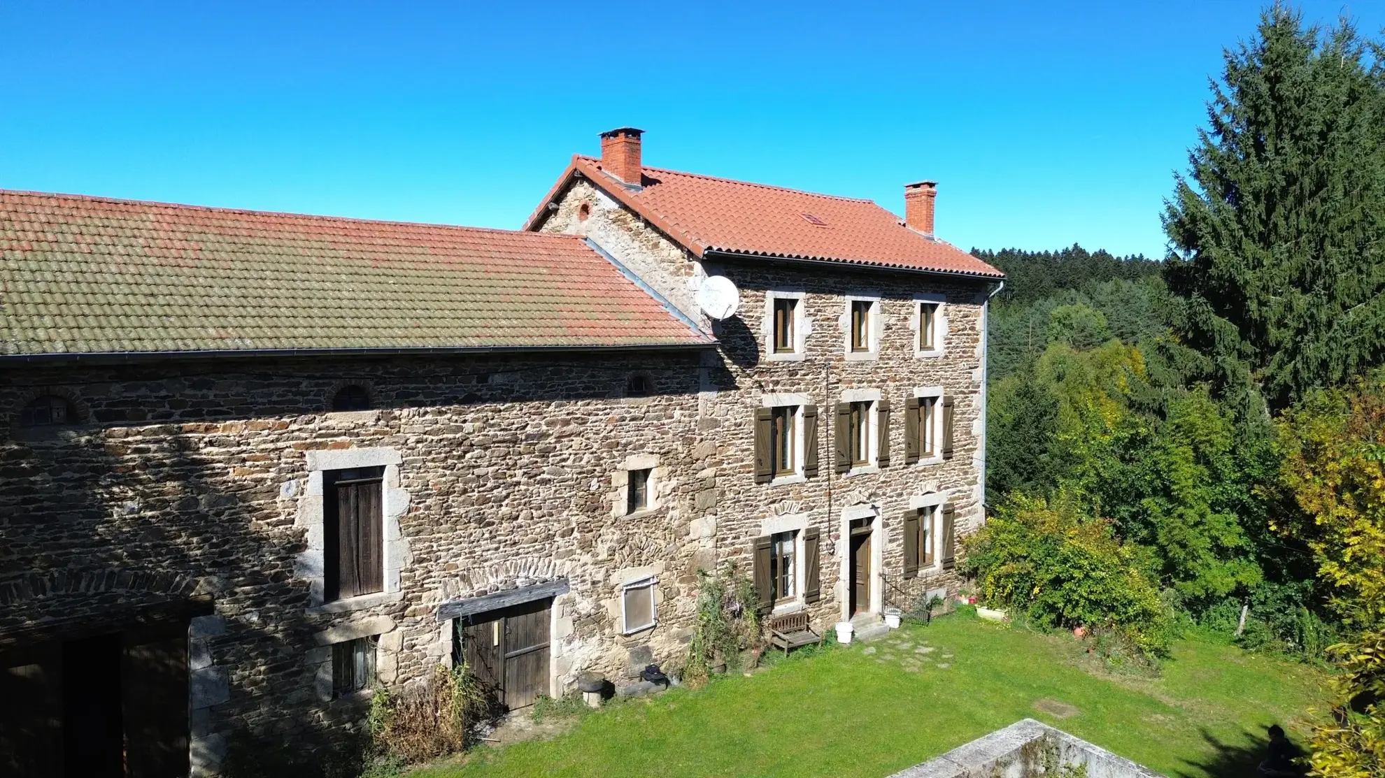 Maison en pierre avec dépendances et grand terrain à Cistrières, un lieu callicole et authentique