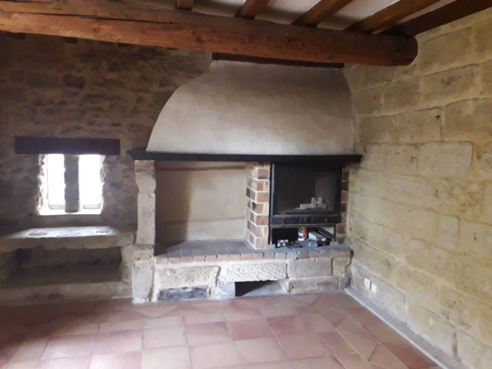 Appartement T3 à Aigues-Vives avec cheminée et cuisine séparée