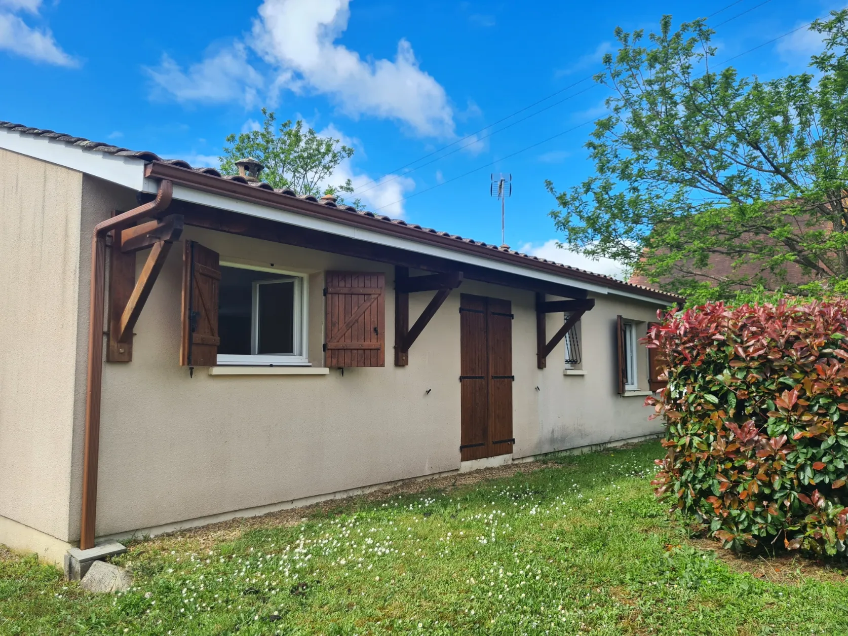 Ensemble immobilier comprenant deux maisons et terrain constructible à Saint-Seurin-sur-l’Isle