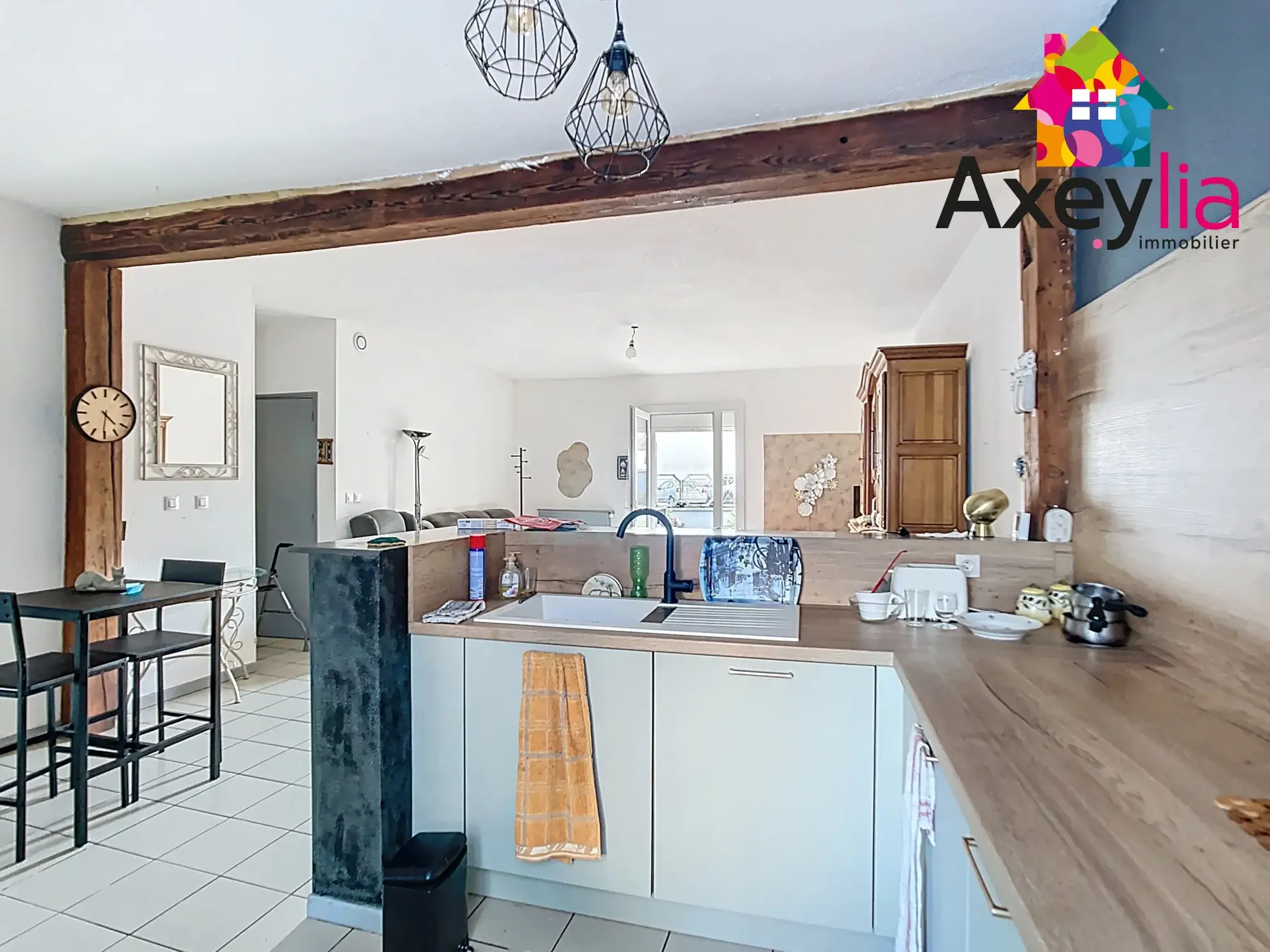 Maison rénovée avec terrasse à Roanne, 2 chambres, stationnement privé 