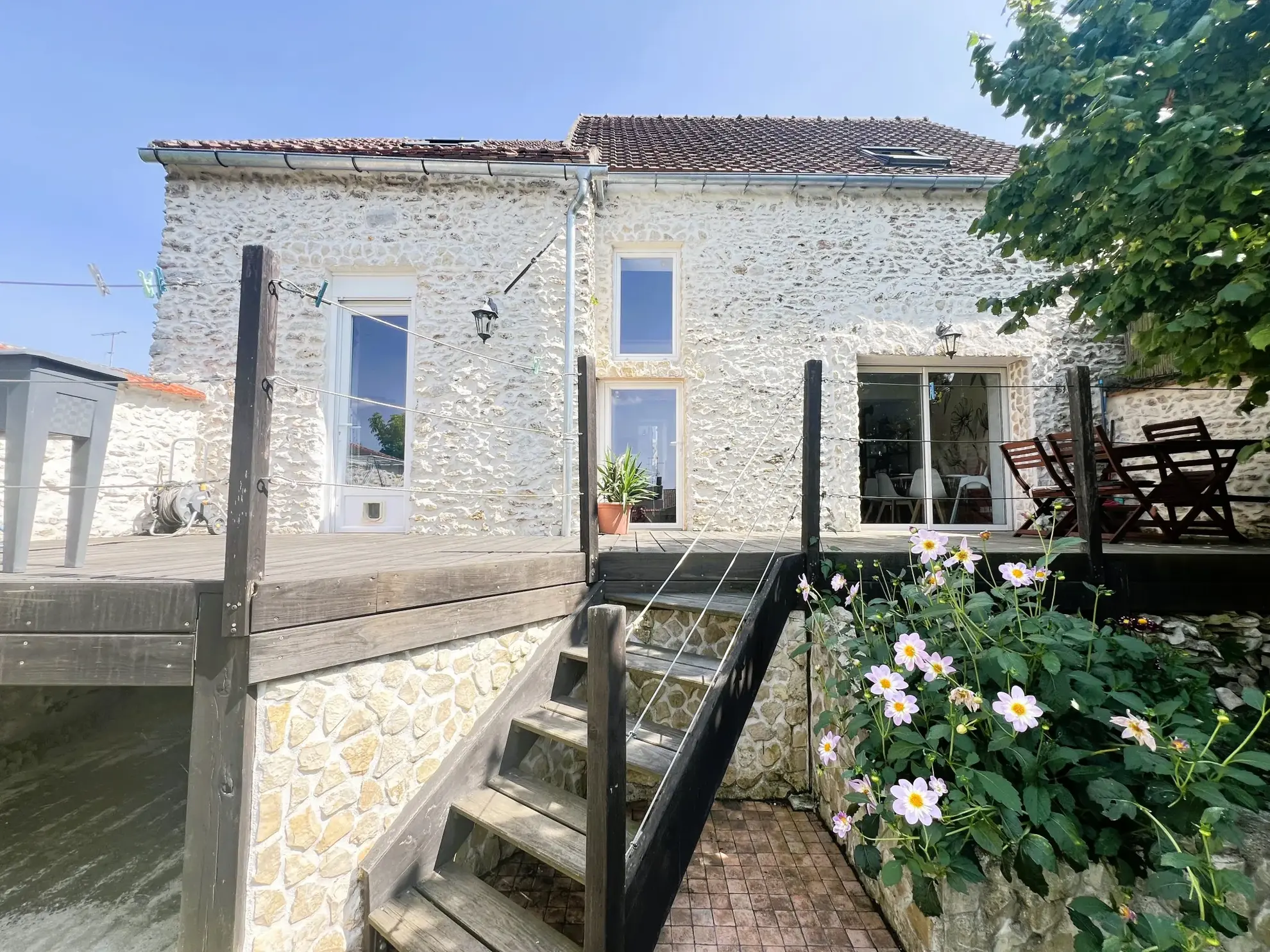 Maison rénovée de 119 m² en centre-ville d'Auneau avec terrasse et garage 
