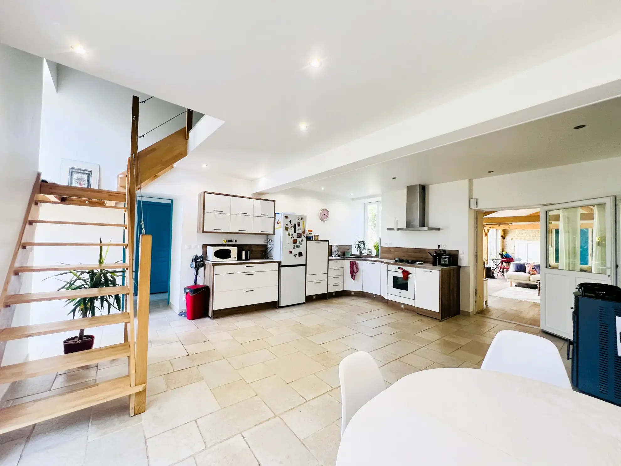 Maison rénovée de 119 m² en centre-ville d'Auneau avec terrasse et garage 