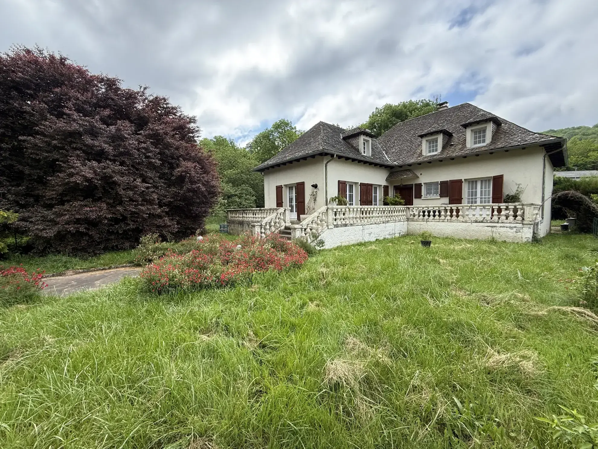 Charmante maison rénovée à Coupiac avec grand terrain et 5 chambres