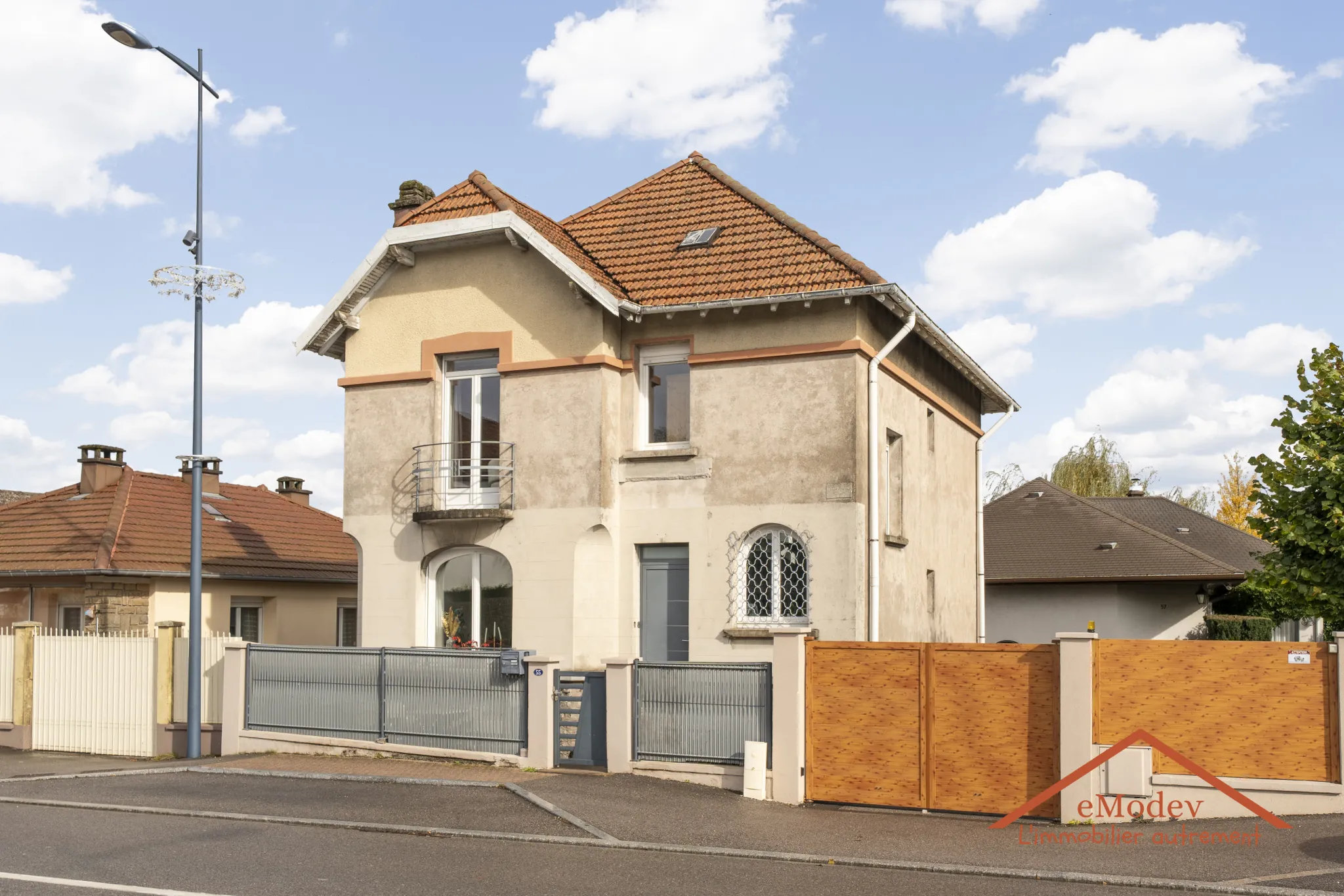 Maison de Ville Renovée à Golbey – 97 m2 avec Terrasse et Garage 