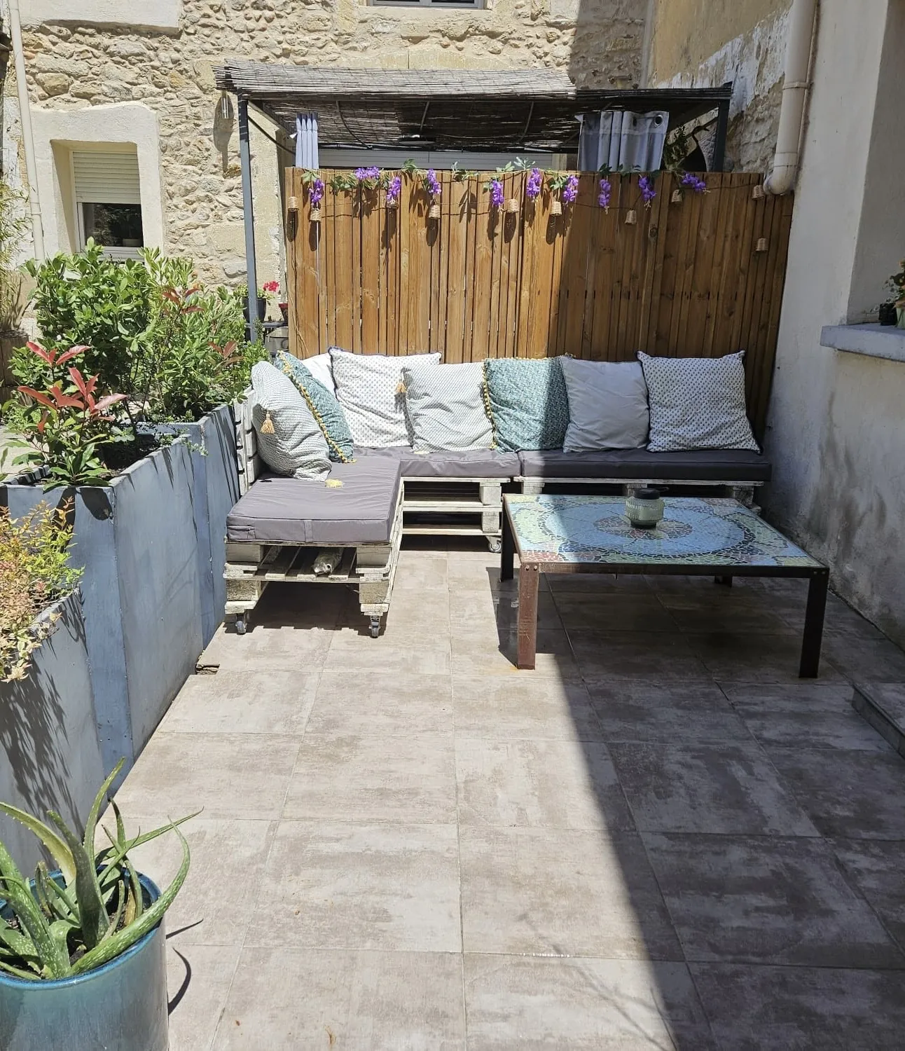 Charmant duplex en centre-ville de Vauvert avec terrasse et 2 chambres