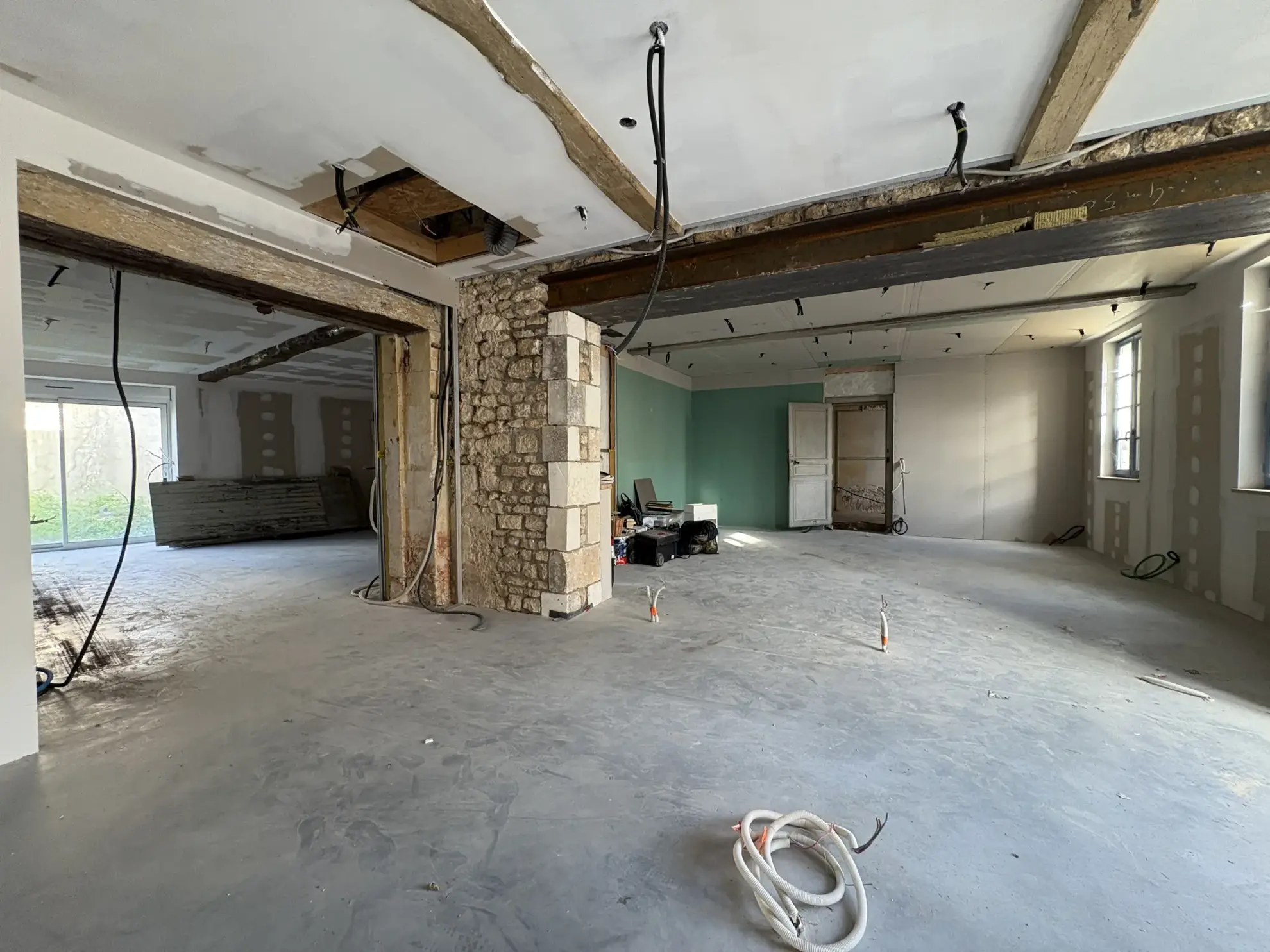 Grande maison en pierre à rénover au centre de Meursac (17120)