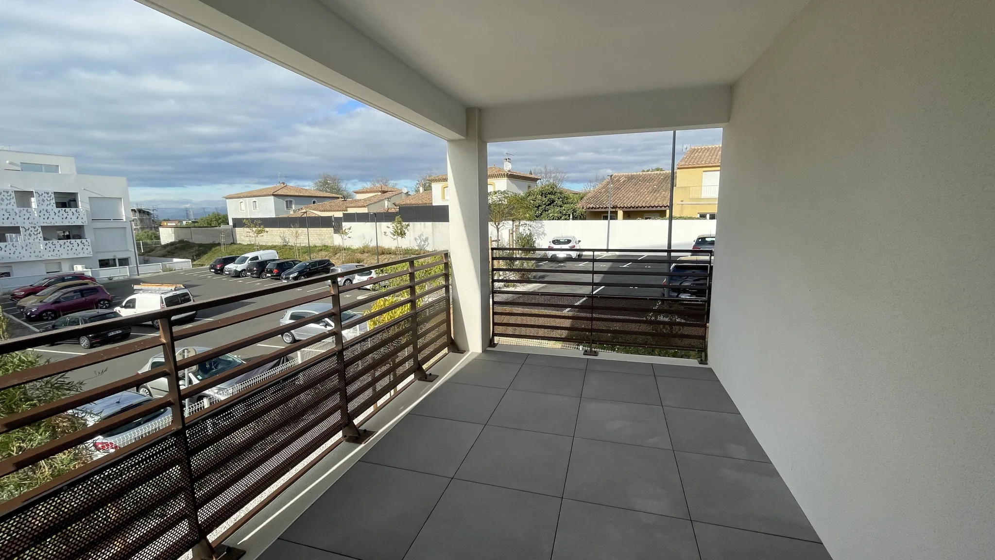 Appartement T3 à Béziers avec terrasse et parking, faible consommation énergétique 