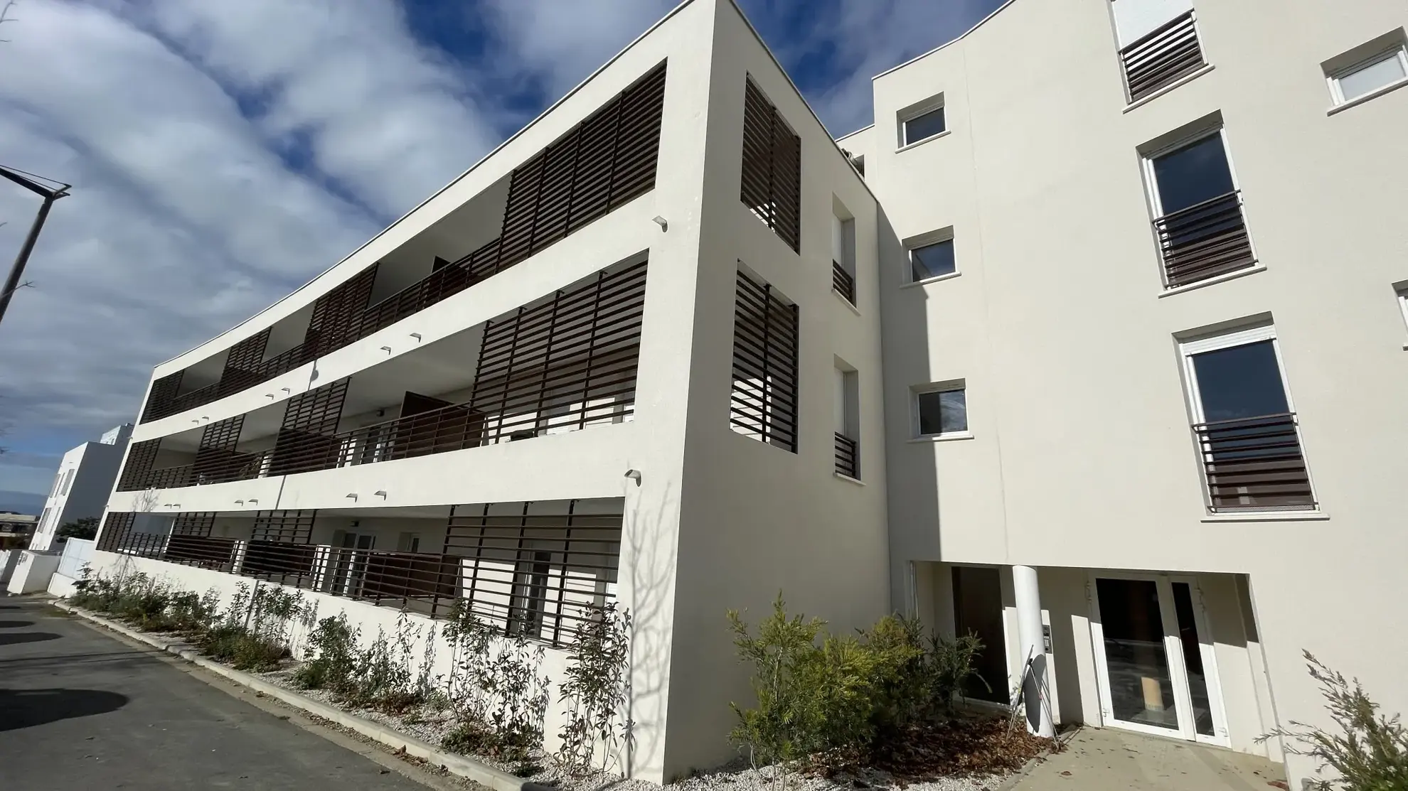 Appartement T3 à Béziers avec terrasse et parking, faible consommation énergétique 