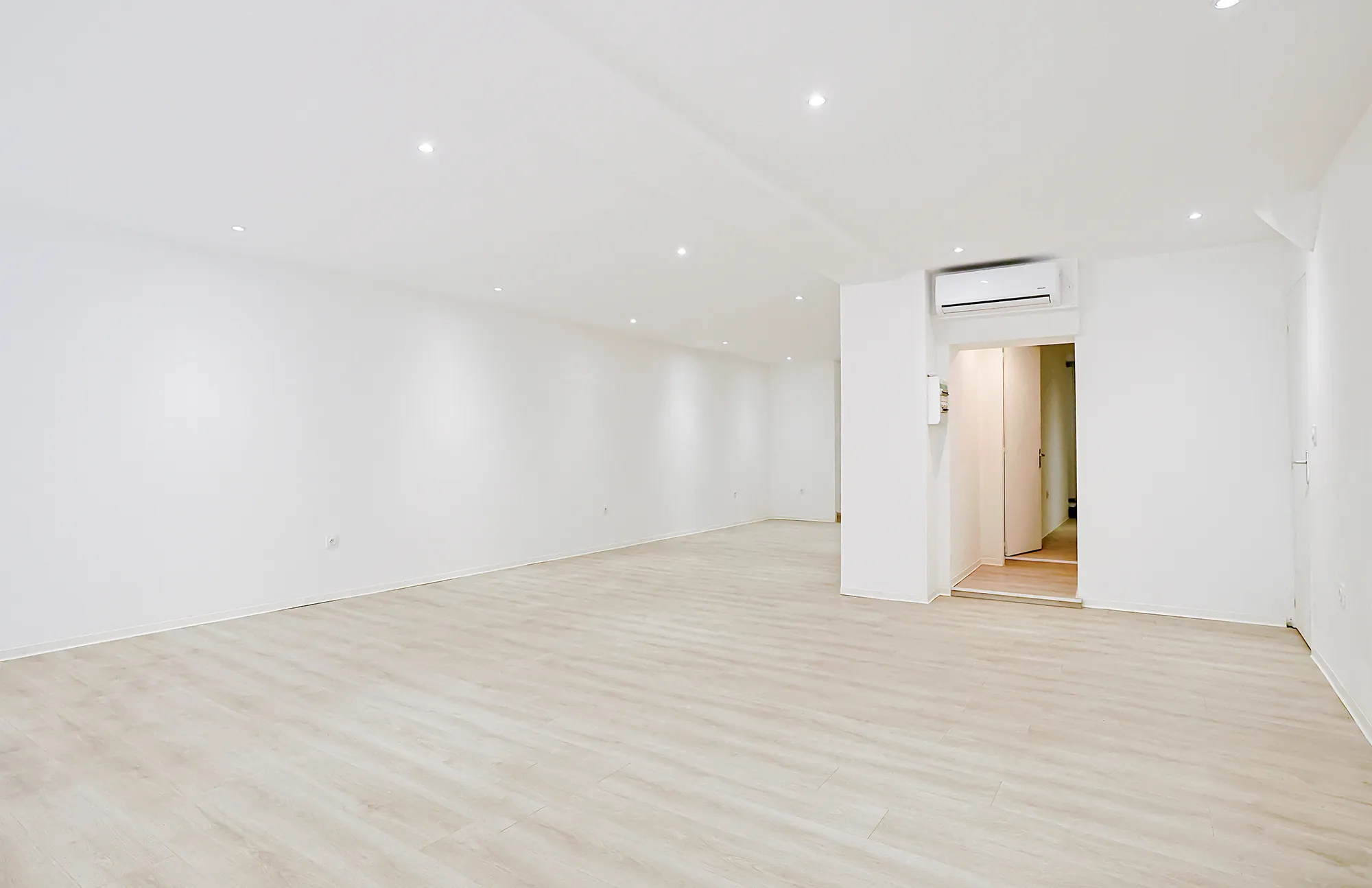 Local commercial divisible de 91,58 m² à Solliès-Pont en centre-ville 