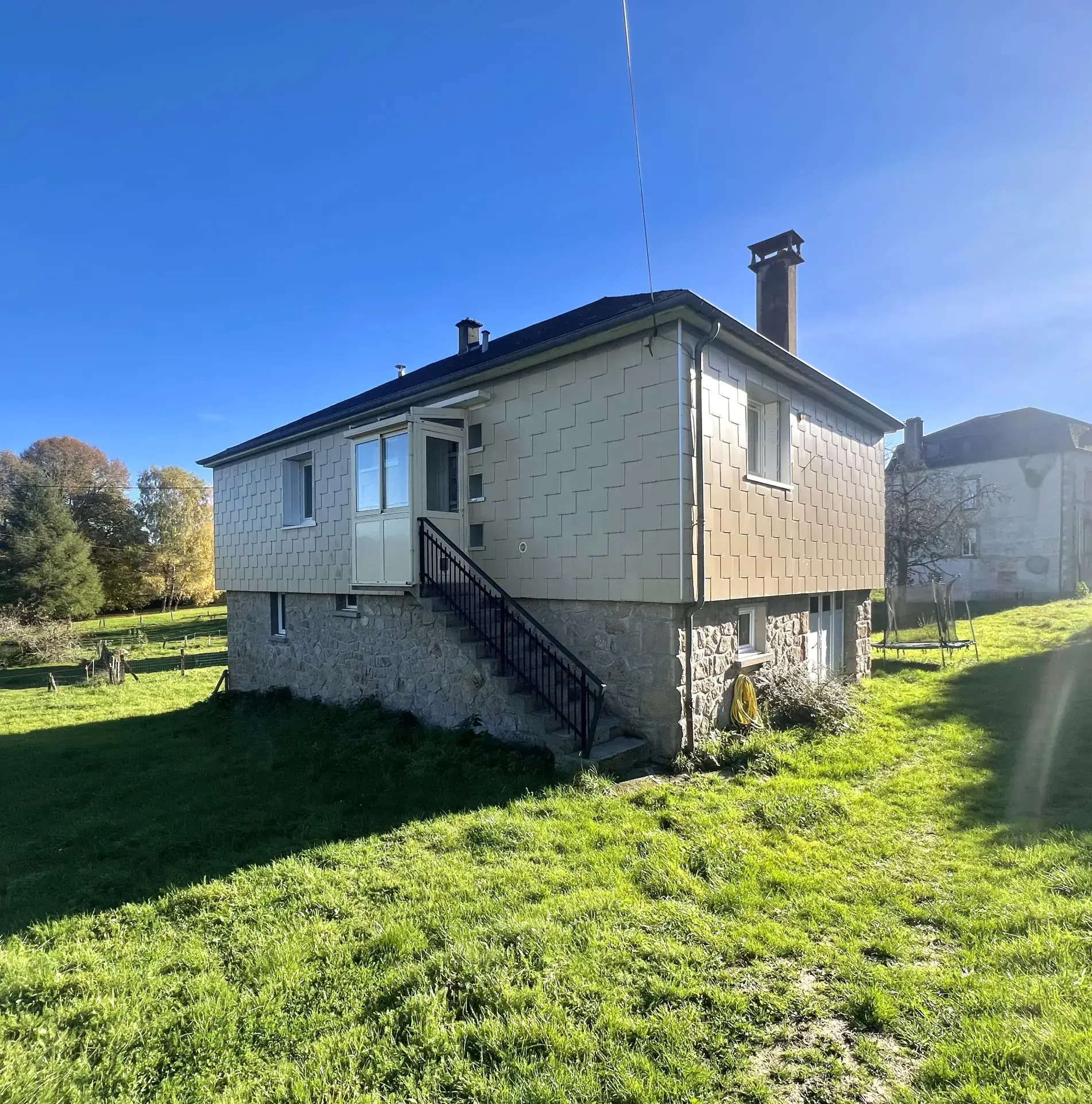 Maison familiale rénovée à Egletons en Corrèze avec garage et grand terrain