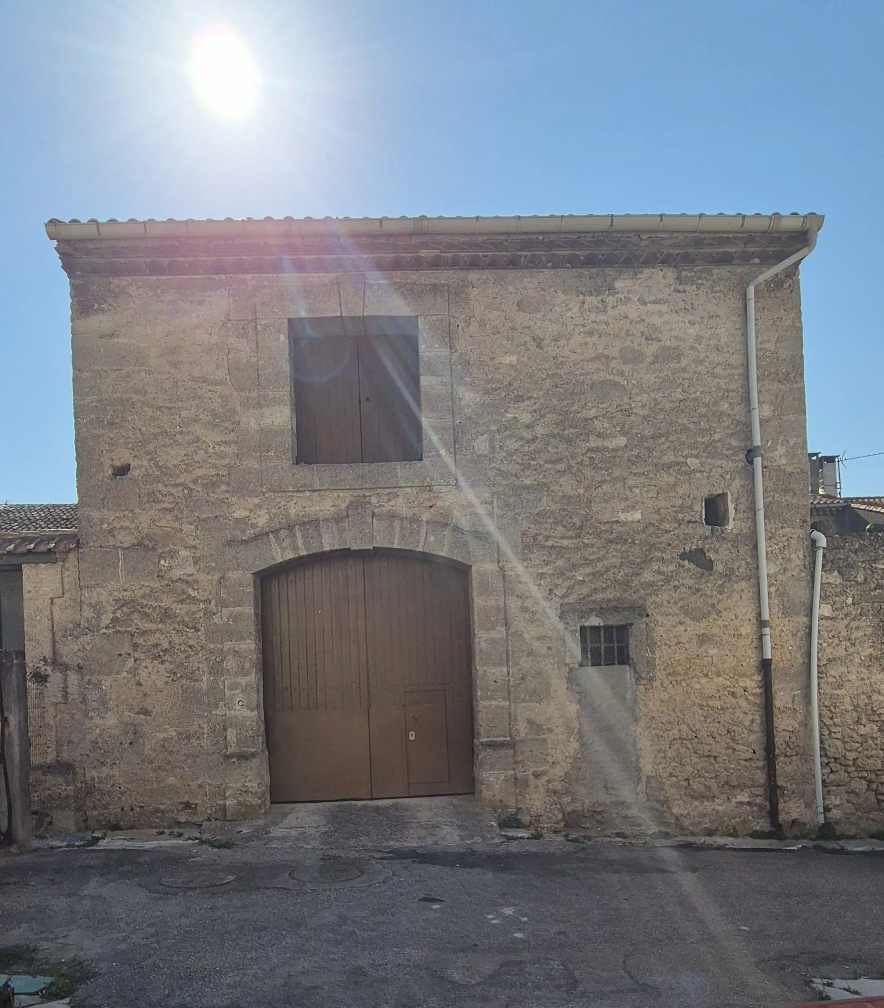 Grand garage ou espace de stockage à Nissan-lez-Enserune, proche du centre