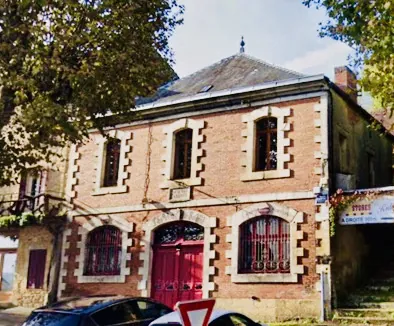 Immeuble à rénover au cœur de Gourdon, ancien cinéma, grande surface à développer