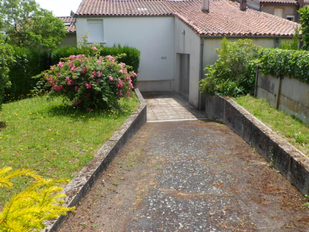 Maison familiale avec 5 chambres, jardin clos et garage à Sévermont, secteur Pouzaugues 