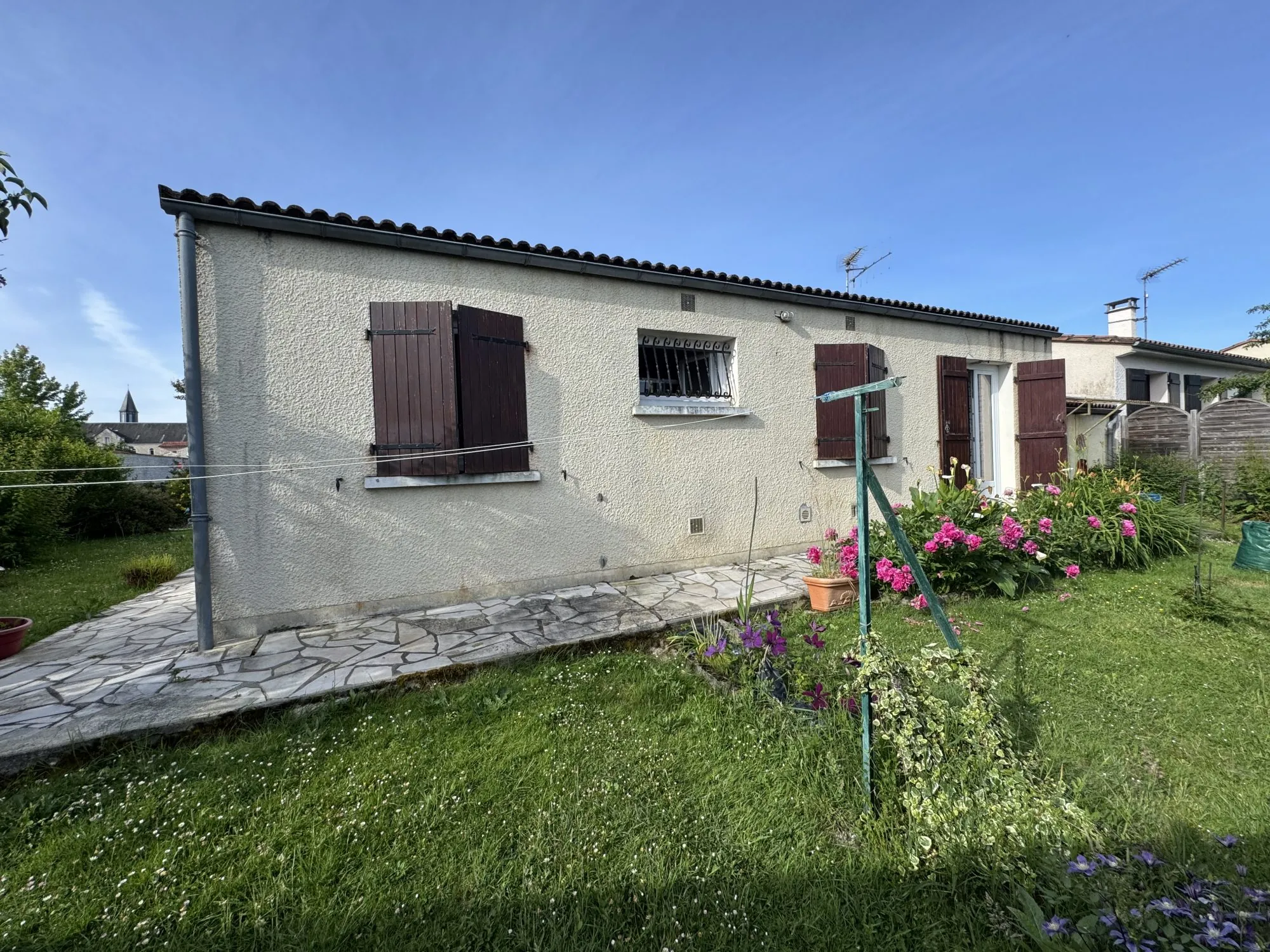 Maison de plain-pied à Saintes Recouvrance avec jardin clos et garage 