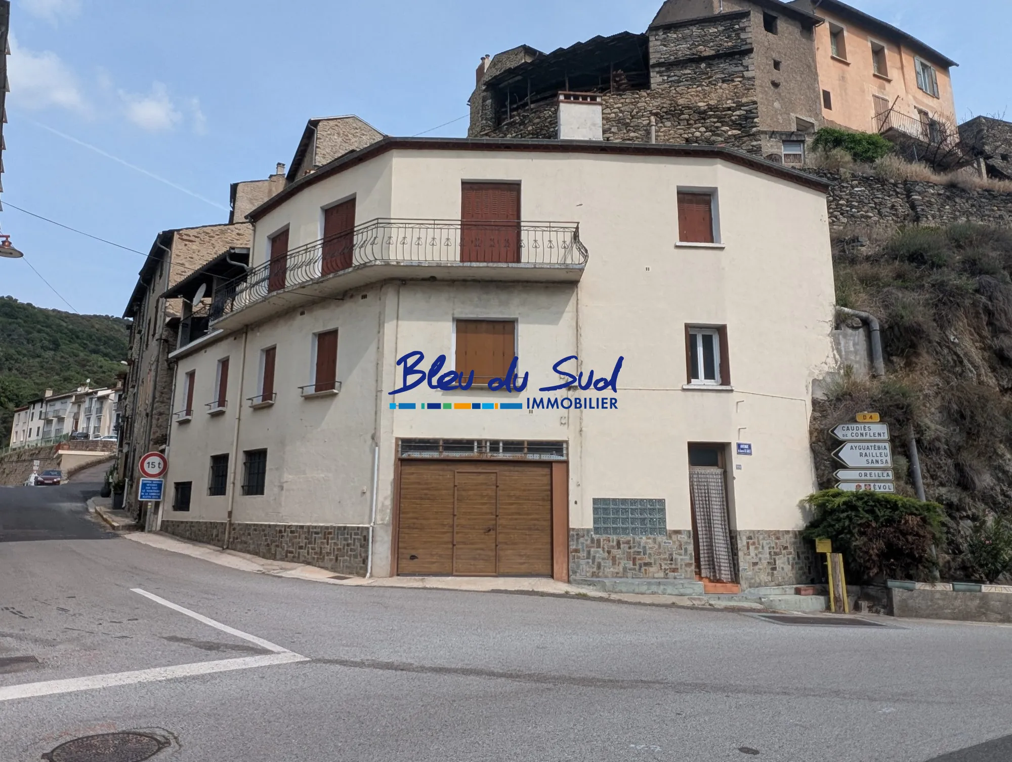 Maison à vendre avec 2 appartements et grand garage à Olette