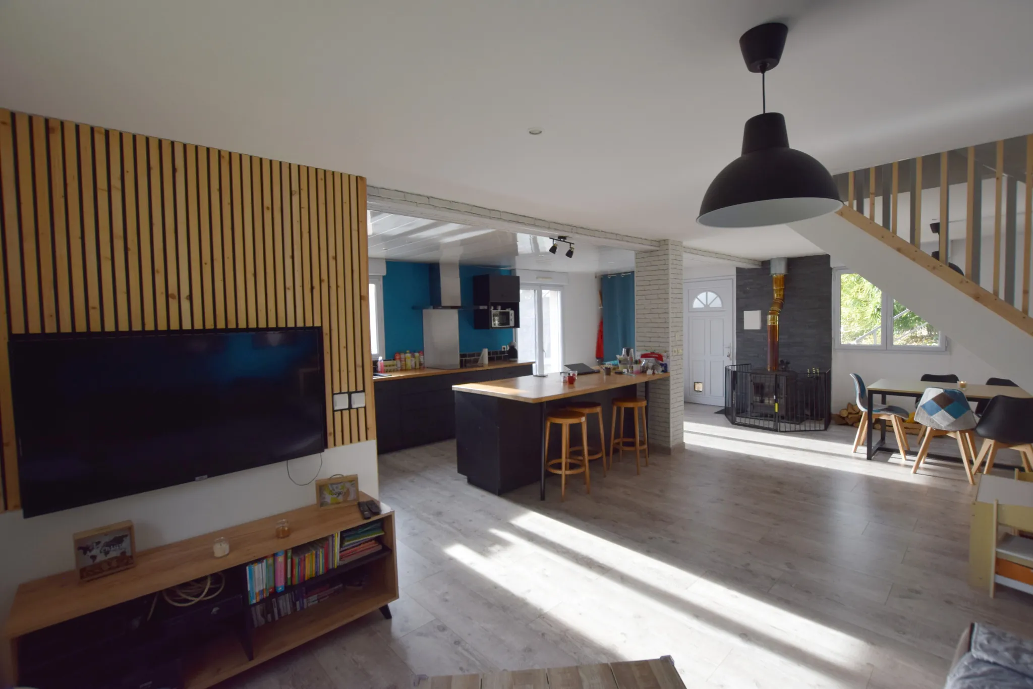 Maison moderne et lumineuse à Saulnot avec jardin et piscine 